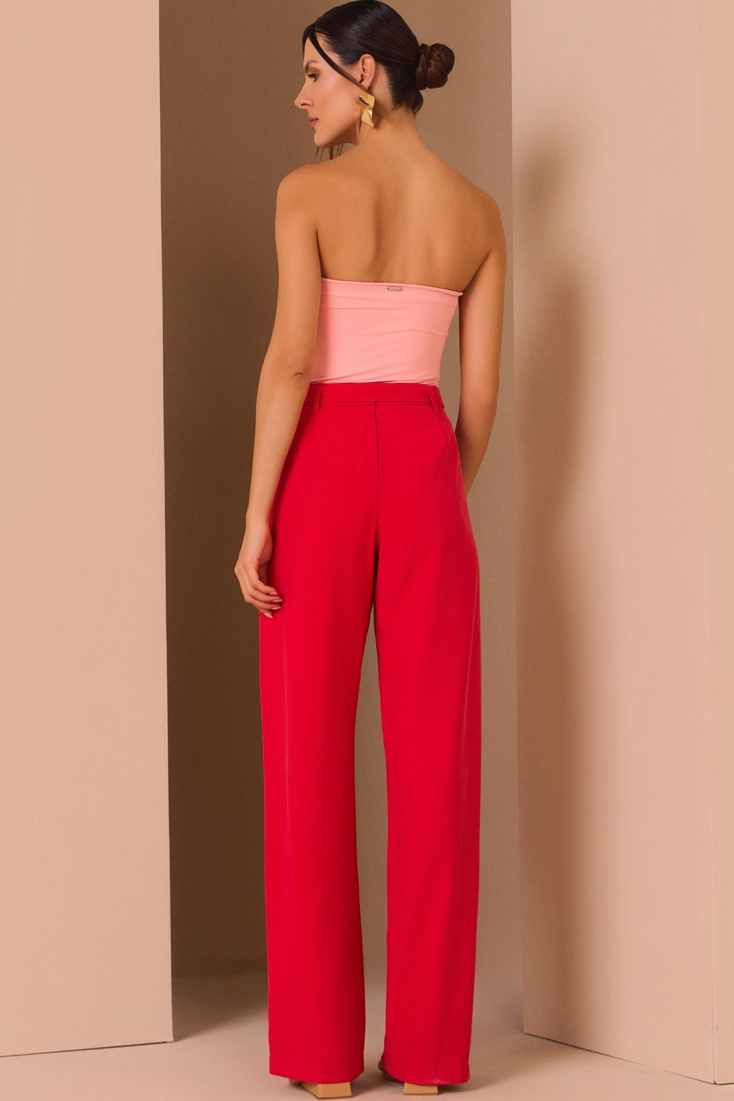 Calça reta em tecido alfaiataria peach touch. Acompanha cinto no mesmo tecido 97886 Linzzi Calça reta em tecido alfaiataria peach touch. Acompanha cinto no mesmo tecido 97886 Linzzi
