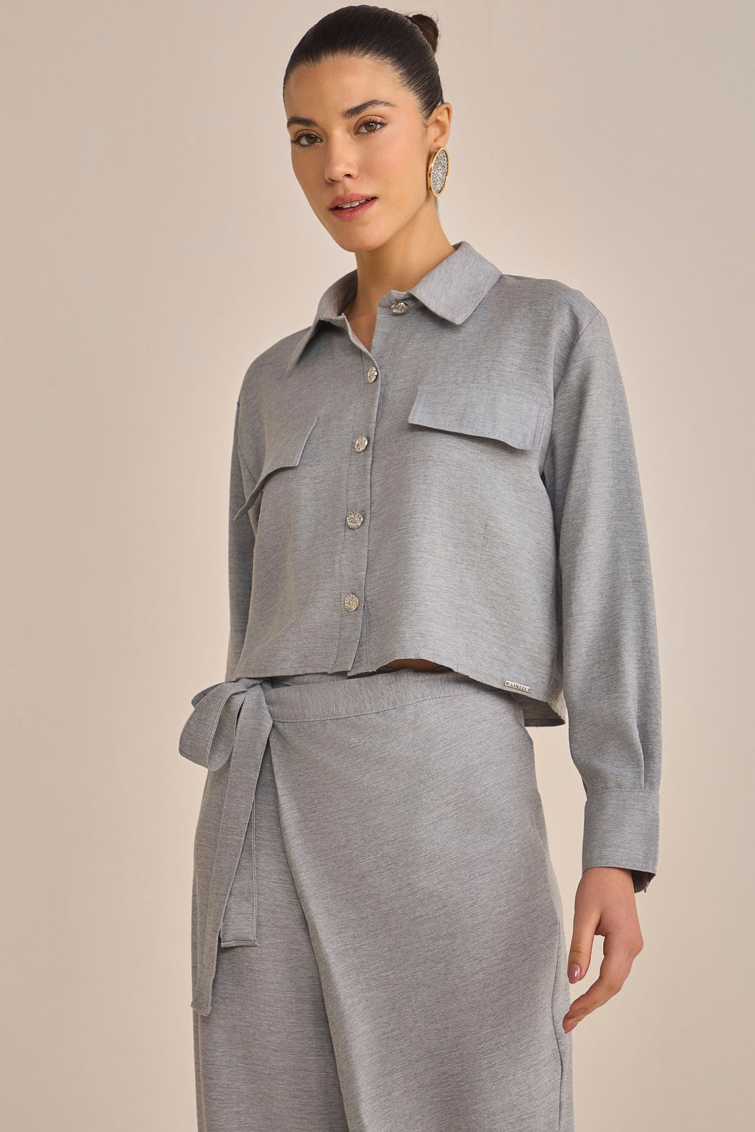 Camisa cropped em tecido estilo alfaiataria 89080 Linzzi Camisa cropped em tecido estilo alfaiataria 89080 Linzzi