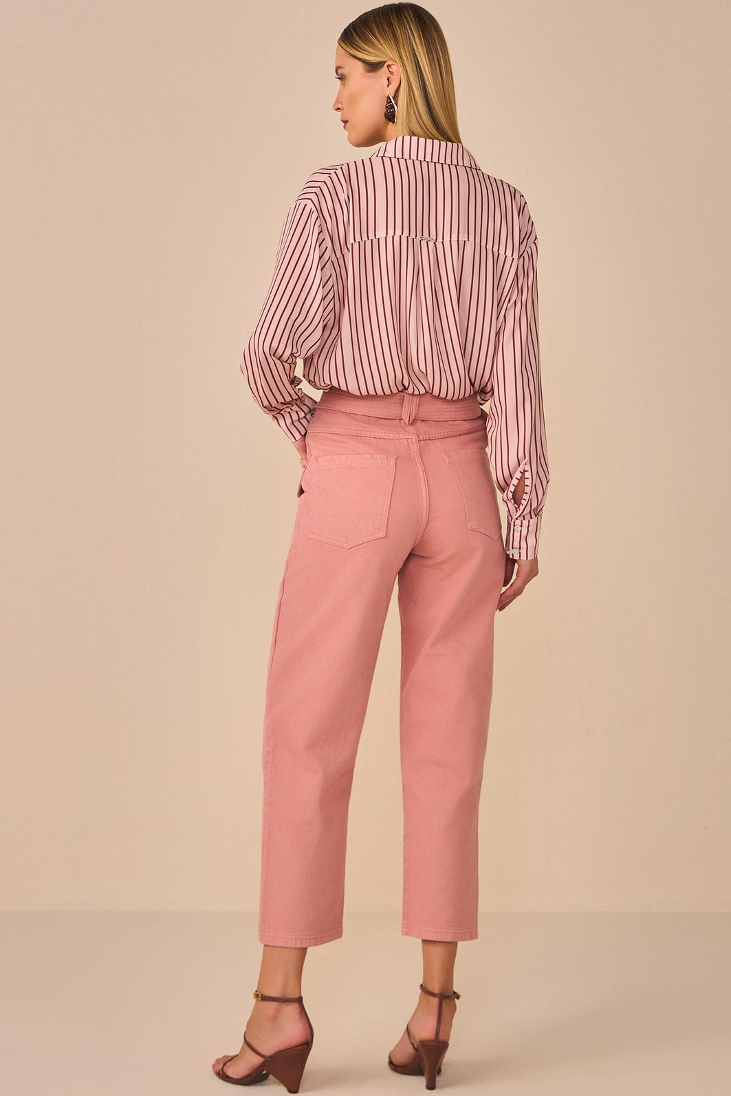 Calça slouchy em sarja. Acompanha cinto 95270 Linzzi Calça slouchy em sarja. Acompanha cinto 95270 Linzzi