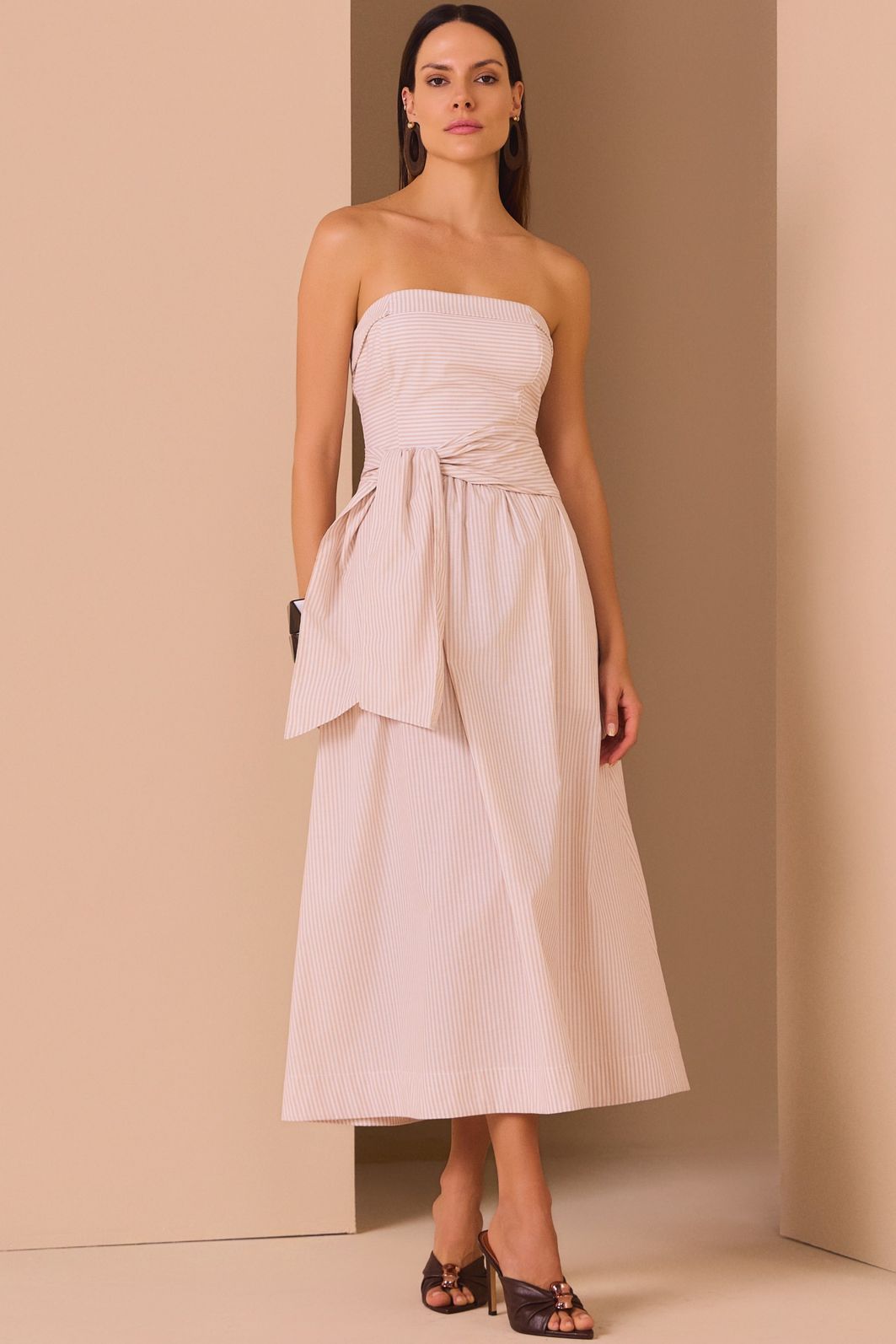 Vestido sem alças maxi midi em tricoline de algodão premium listrado. Acompanha cinto no mesmo tecido 98328 Linzzi Vestido sem alças maxi midi em tricoline de algodão premium listrado. Acompanha cinto no mesmo tecido 98328 Linzzi