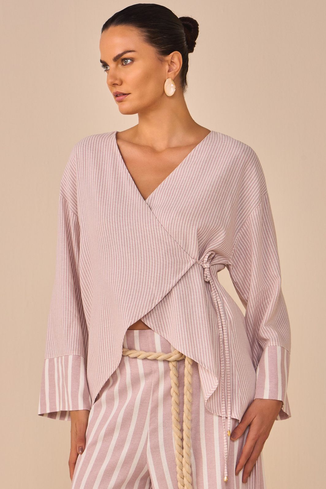 Camisa kimono em blend de linho listrado 94727 Linzzi Camisa kimono em blend de linho listrado 94727 Linzzi