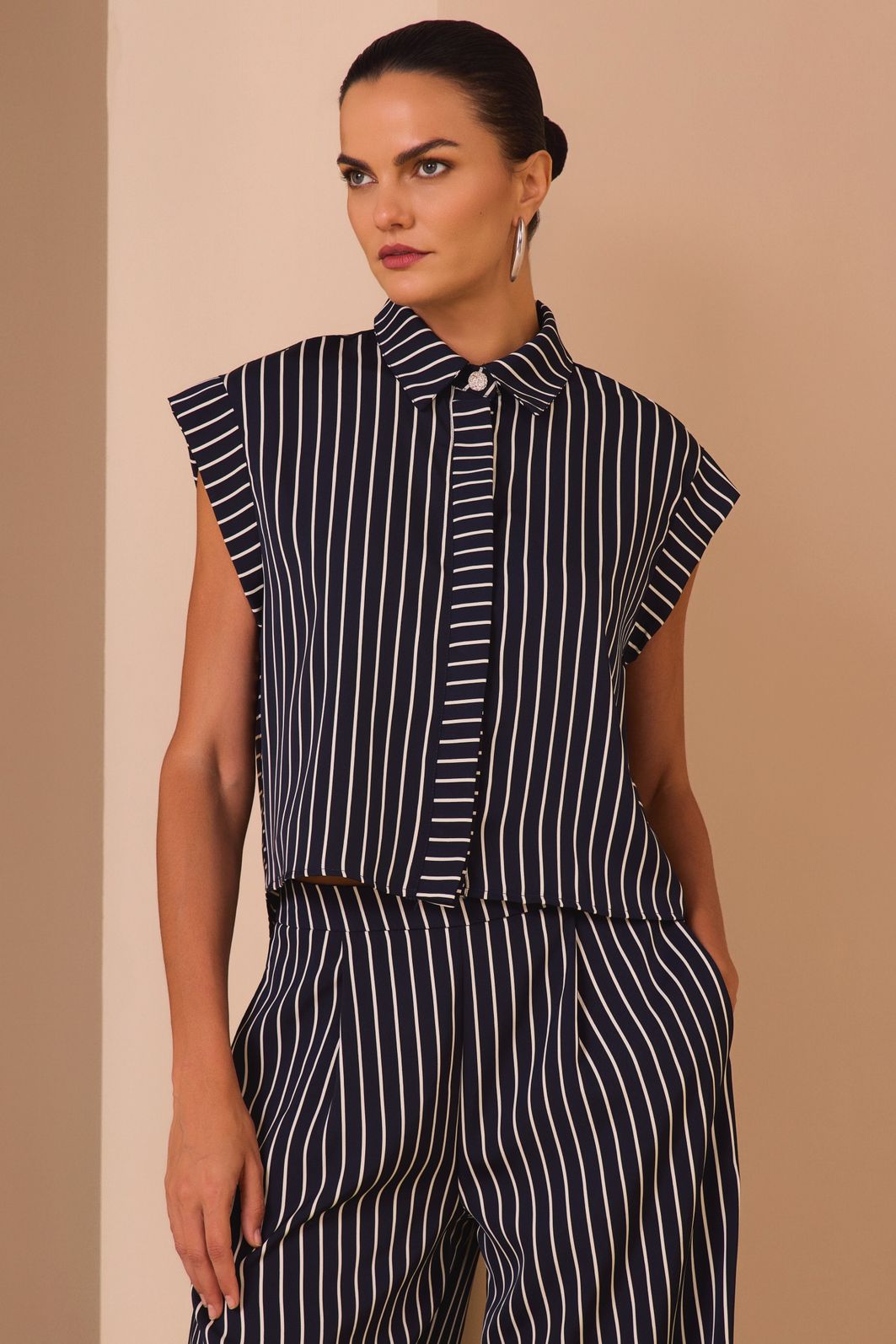 Camisa em crepe alfaiataria listrado premium 98928 Linzzi Camisa em crepe alfaiataria listrado premium 98928 Linzzi