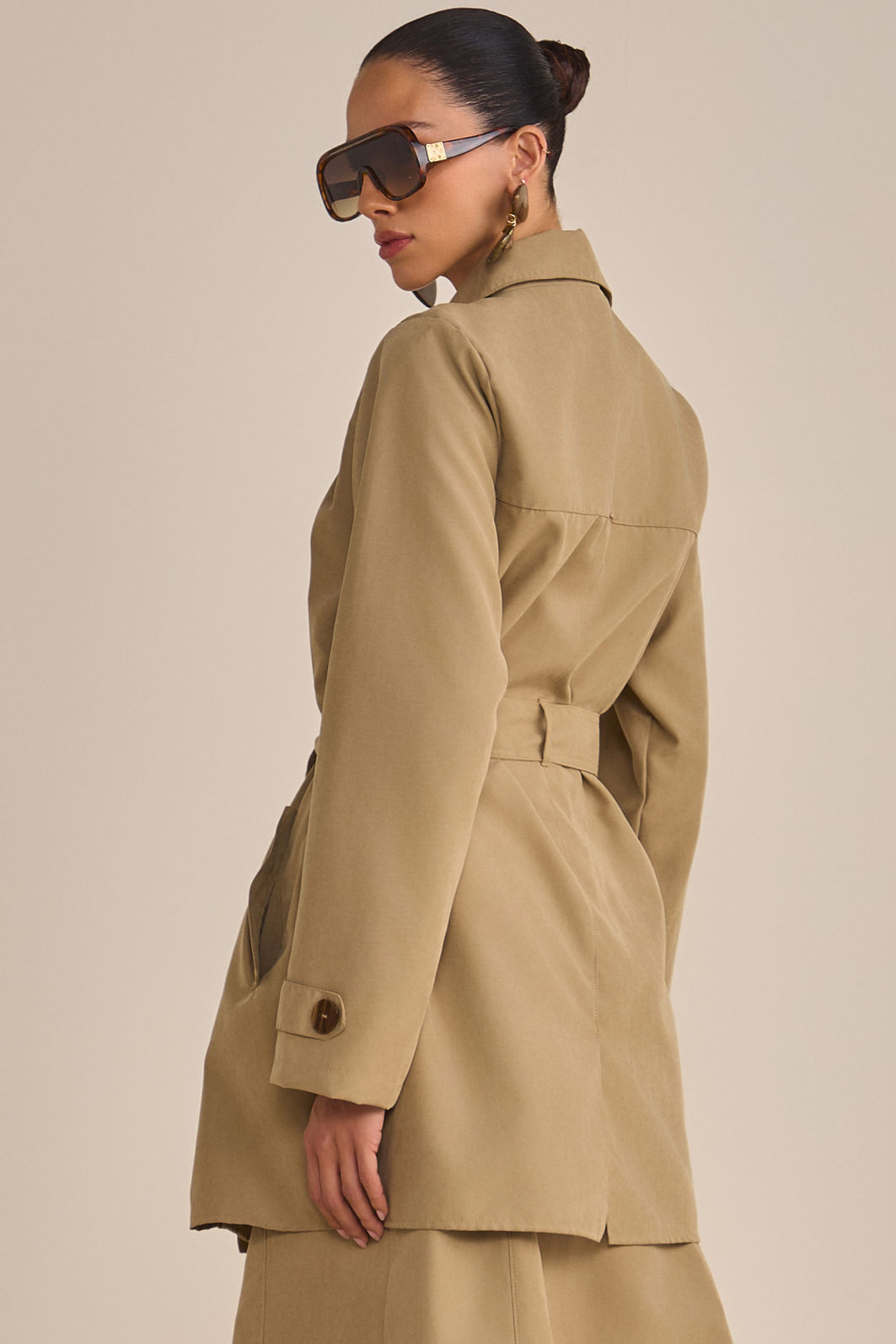 Trench coat em sarja leve com cinto 89856 Linzzi Trench coat em sarja leve com cinto 89856 Linzzi