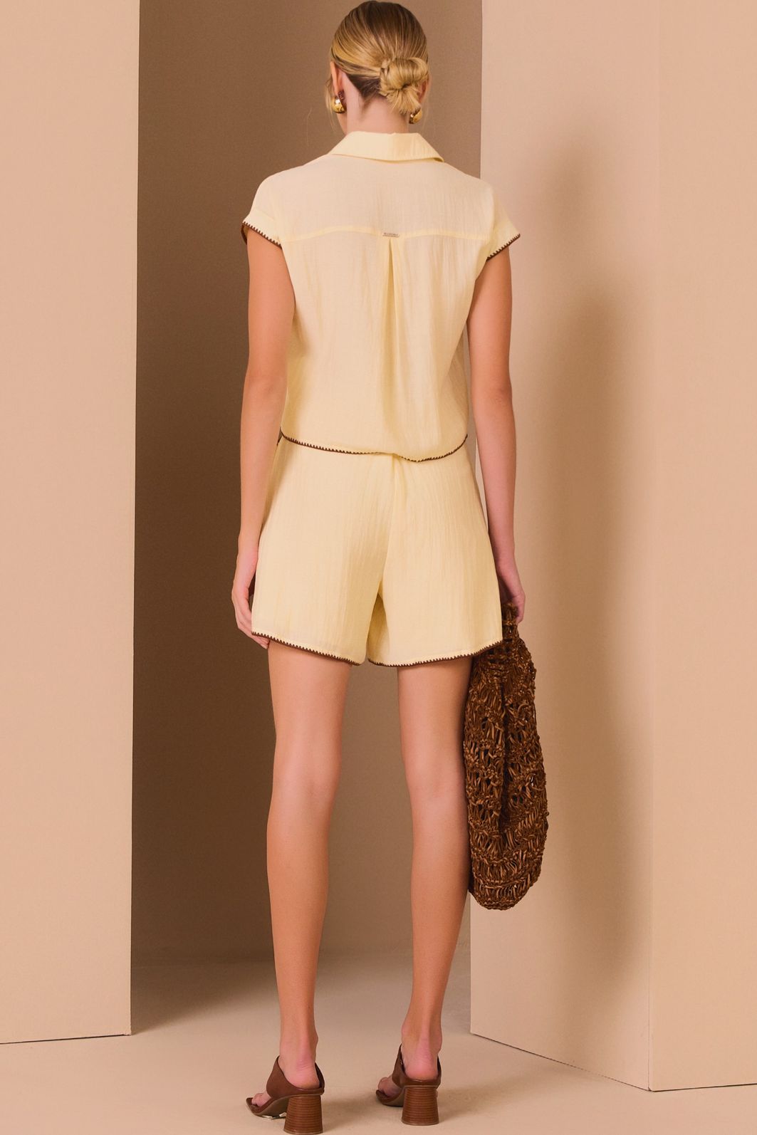 Shorts em crepe de viscose rayon. Acompanha cinto no mesmo tecido 98635 Linzzi