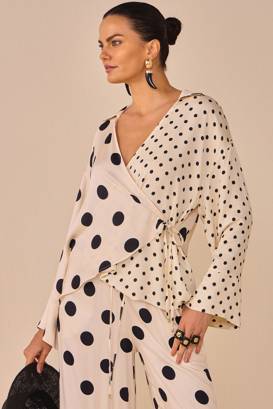 Camisa kimono em crepe acetinado com estampa digital 97210 Linzzi Camisa kimono em crepe acetinado com estampa digital 97210 Linzzi