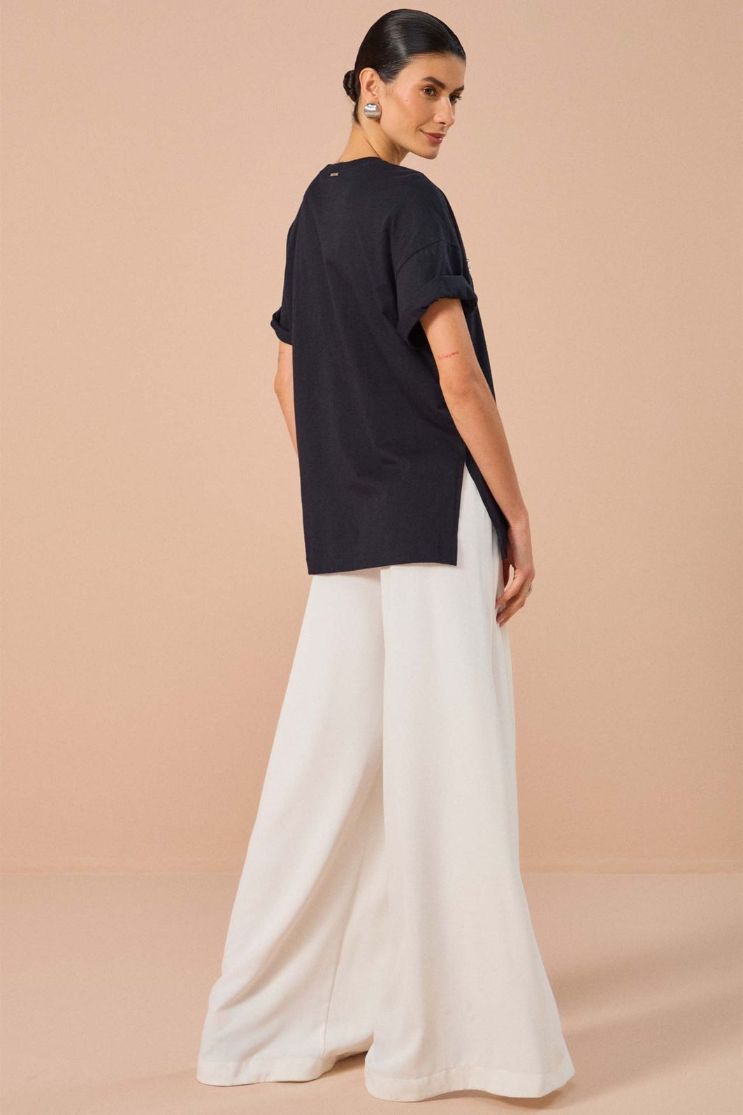 Calça pantalona em crepe estilo alfaiataria. Acompanha shorts forro 84044 Linzzi