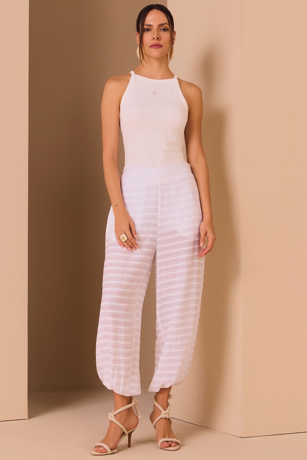 Calça oásis em crepe texturizado de viscose premium. Acompanha shorts forro em malha 99293 Linzzi