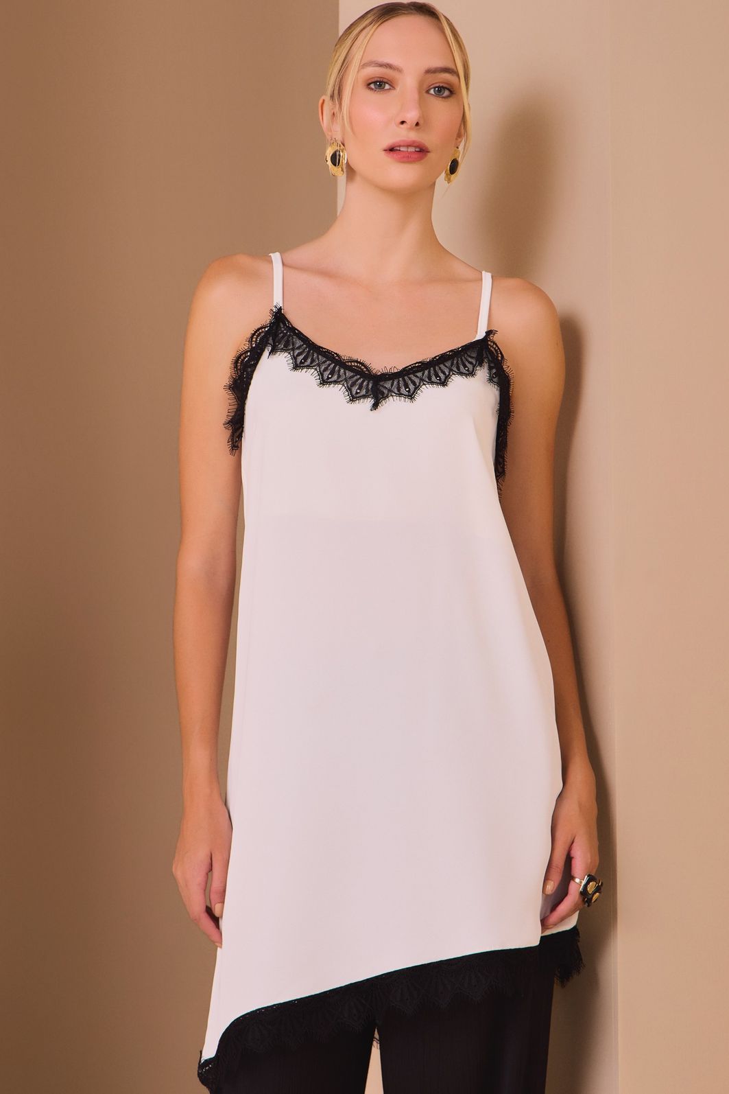 Vestido curto assimétrico em crepe premium 98320 Linzzi Vestido curto assimétrico em crepe premium 98320 Linzzi