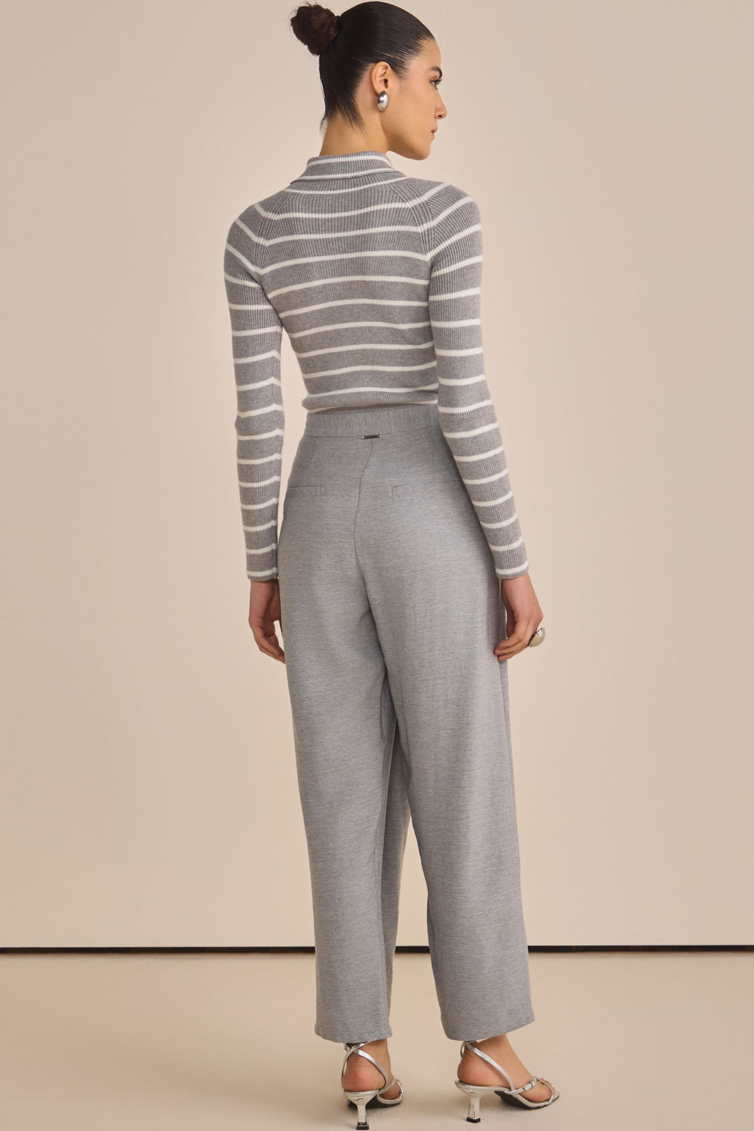 Calça assimétrica em tecido estilo alfaiataria 89081 Linzzi Calça assimétrica em tecido estilo alfaiataria 89081 Linzzi