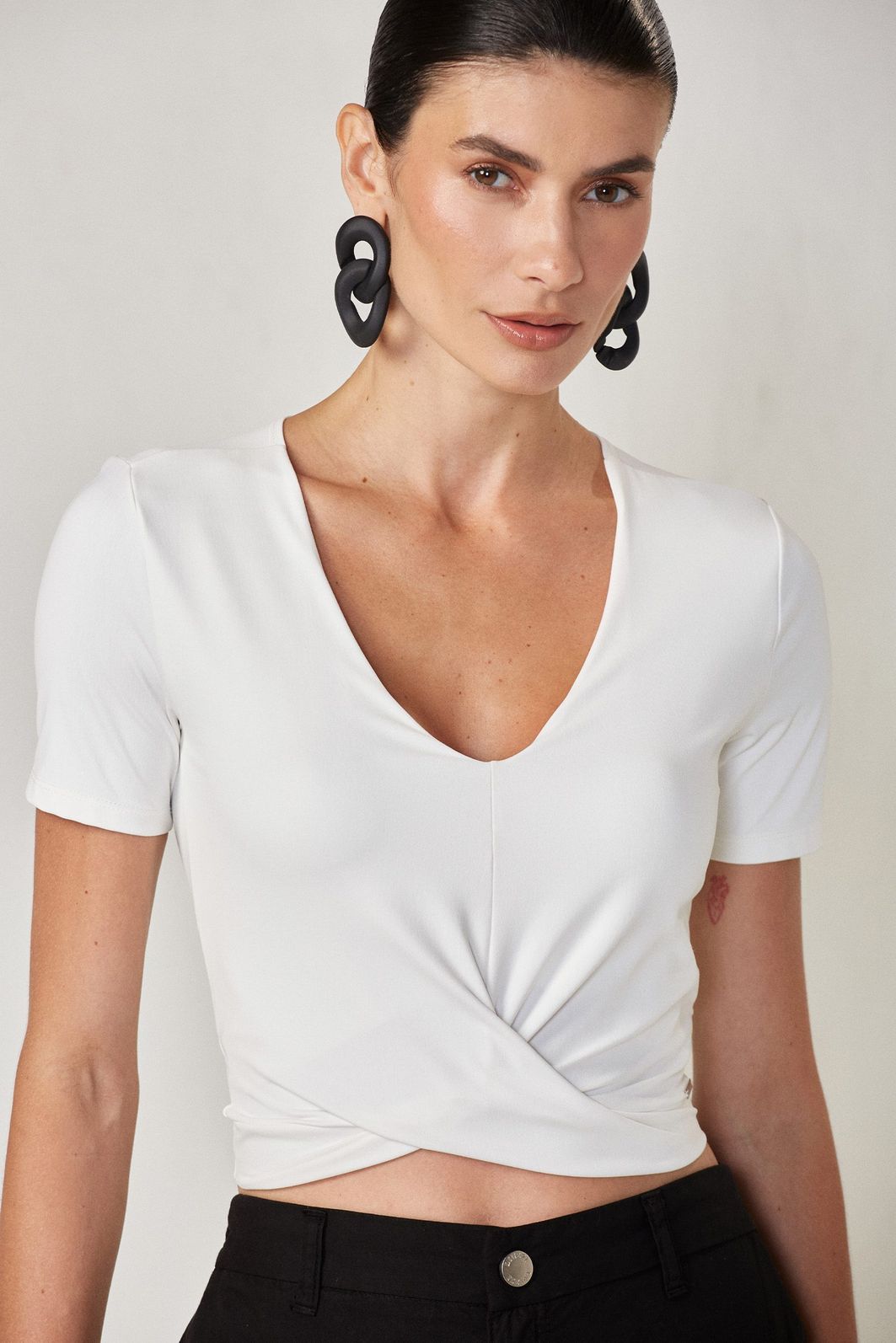 Blusa cropped com torção em malha delicate 82879 Linzzi Blusa cropped com torção em malha delicate 82879 Linzzi