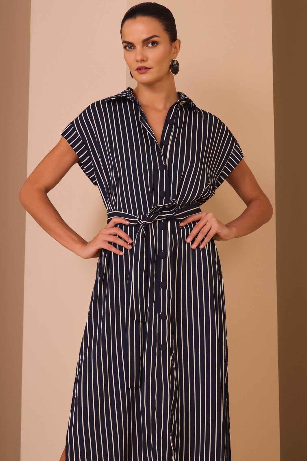 Vestido chemise em crepe alfaiataria listrado premium. Acompanha cinto no mesmo tecido 98930 Linzzi Vestido chemise em crepe alfaiataria listrado premium. Acompanha cinto no mesmo tecido 98930 Linzzi