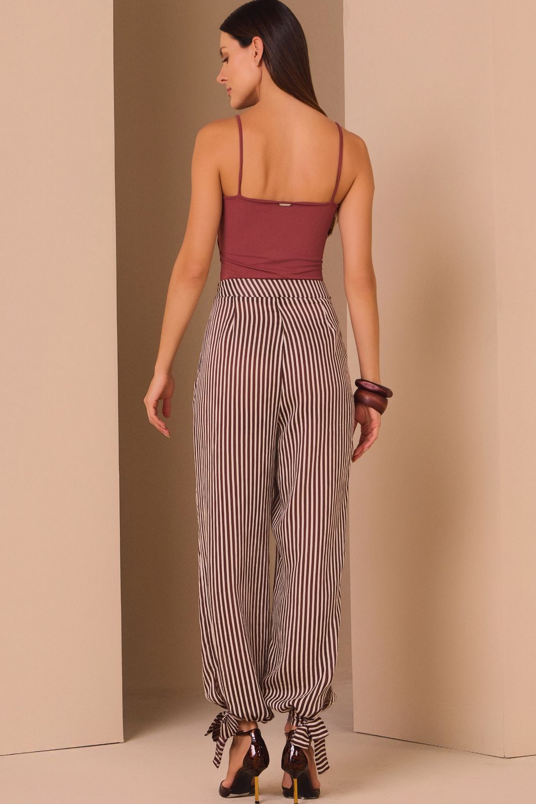 Calça oásis em tecido tencel premium listrado. Acompanha shorts forro em malha 98092 Linzzi Calça oásis em tecido tencel premium listrado. Acompanha shorts forro em malha 98092 Linzzi