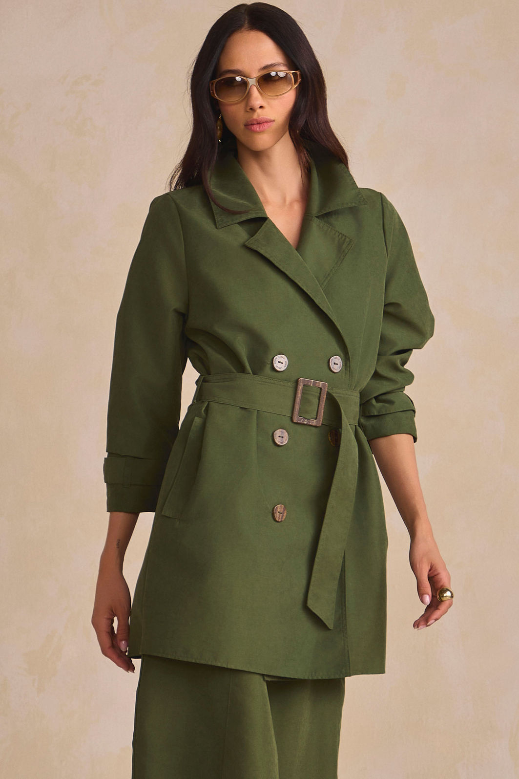 Trench coat em sarja leve com cinto 89856 Linzzi Trench coat em sarja leve com cinto 89856 Linzzi