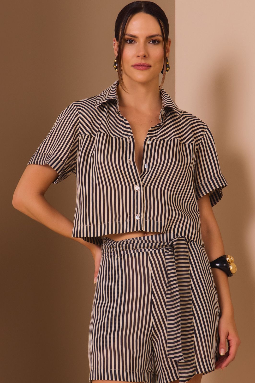 Shorts em tecido tencel premium listrado. Acompanha cinto no mesmo tecido. 98090 Linzzi Shorts em tecido tencel premium listrado. Acompanha cinto no mesmo tecido. 98090 Linzzi