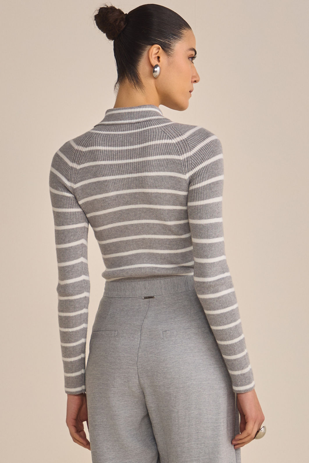 Blusa gola alta em tricô listrado 89052 Linzzi Blusa gola alta em tricô listrado 89052 Linzzi