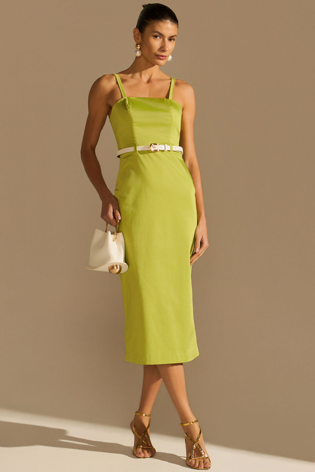 Vestido maxi midi em sarja acetinada. Acompanha cinto 95858 Linzzi Vestido maxi midi em sarja acetinada. Acompanha cinto 95858 Linzzi