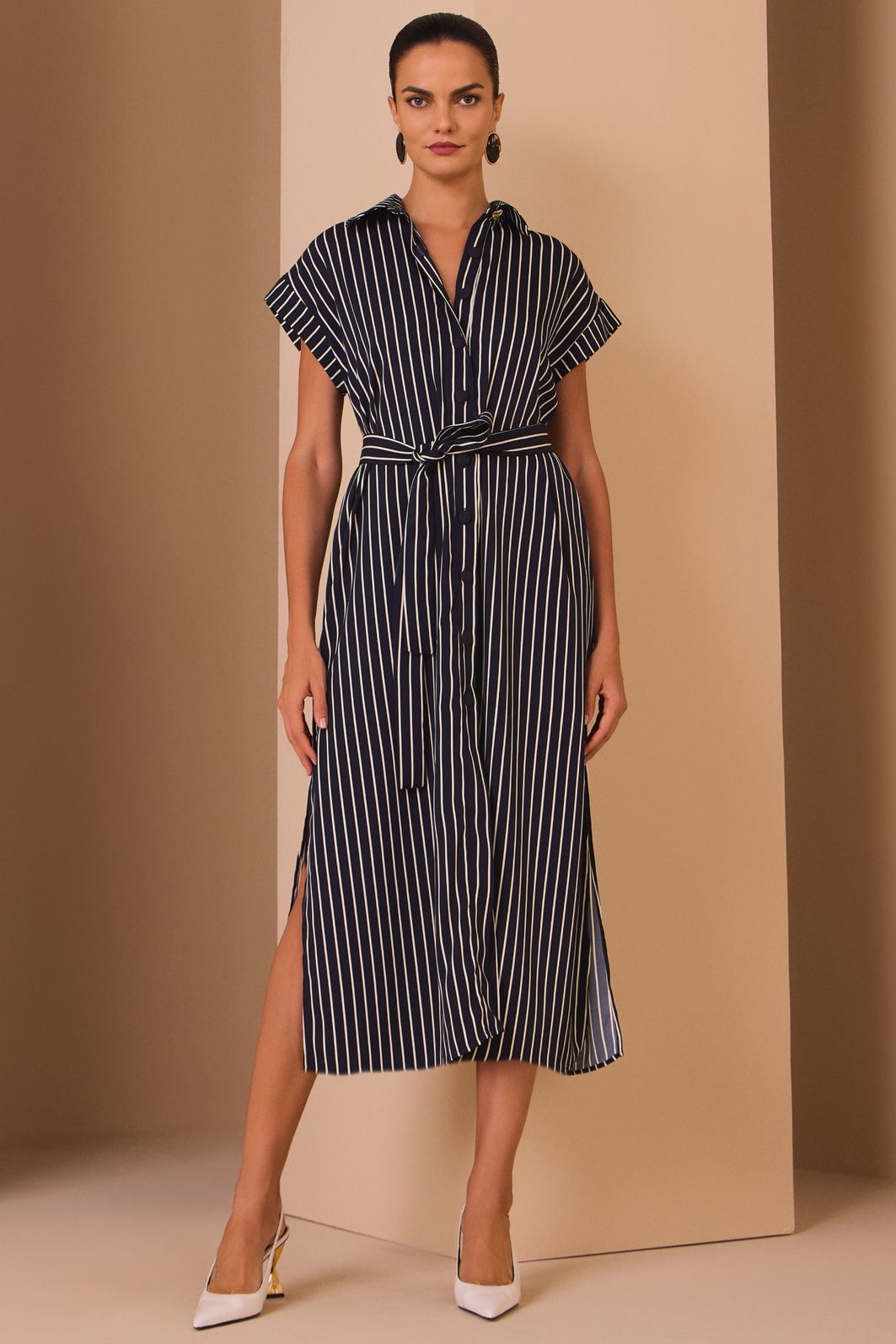 Vestido chemise em crepe alfaiataria listrado premium. Acompanha cinto no mesmo tecido 98930 Linzzi Vestido chemise em crepe alfaiataria listrado premium. Acompanha cinto no mesmo tecido 98930 Linzzi