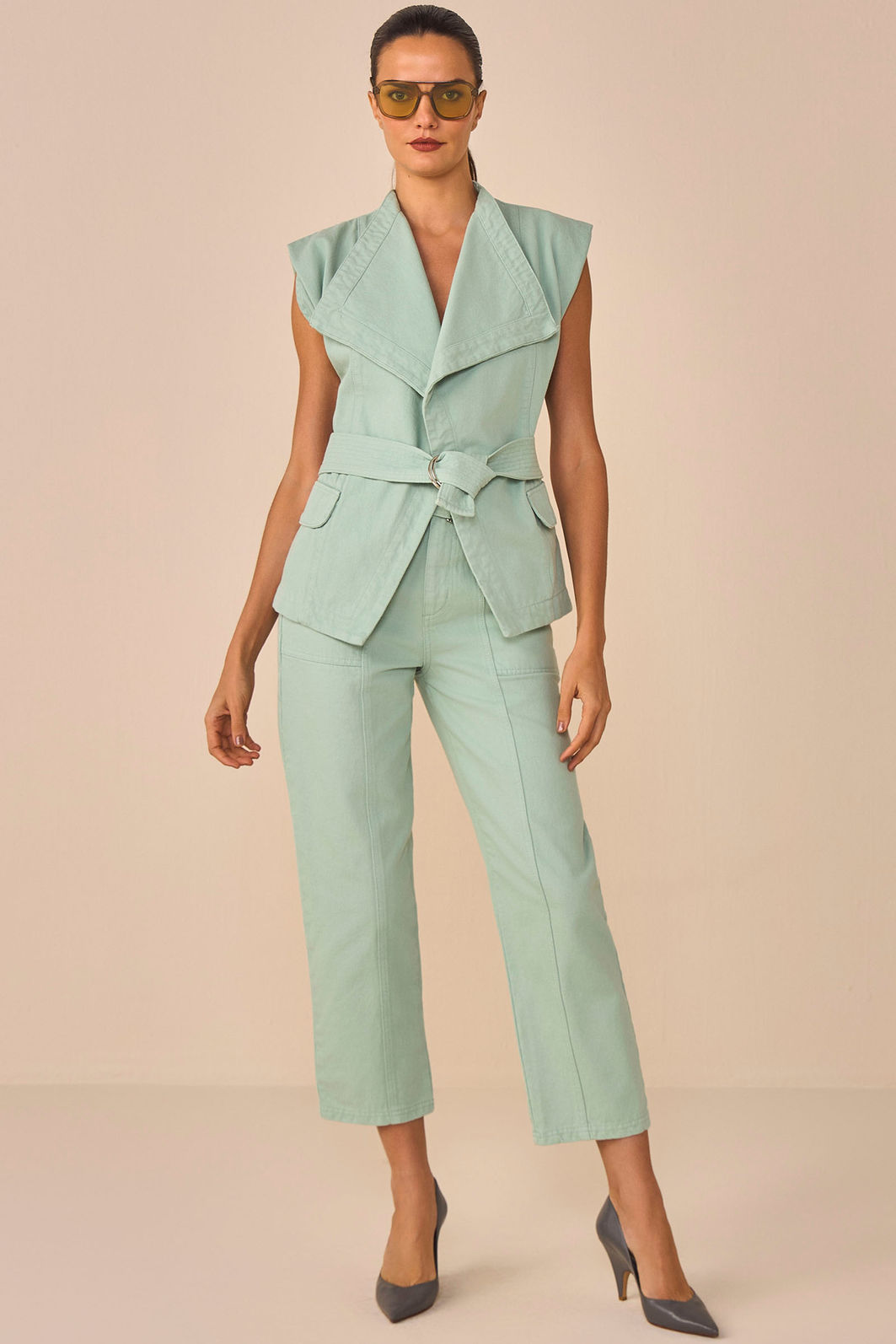 Calça slouchy em sarja. Acompanha cinto 95270 Linzzi Calça slouchy em sarja. Acompanha cinto 95270 Linzzi