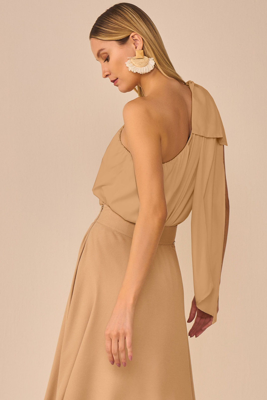 Blusa assimétrica com laço em crepe 96746 Linzzi Blusa assimétrica com laço em crepe 96746 Linzzi
