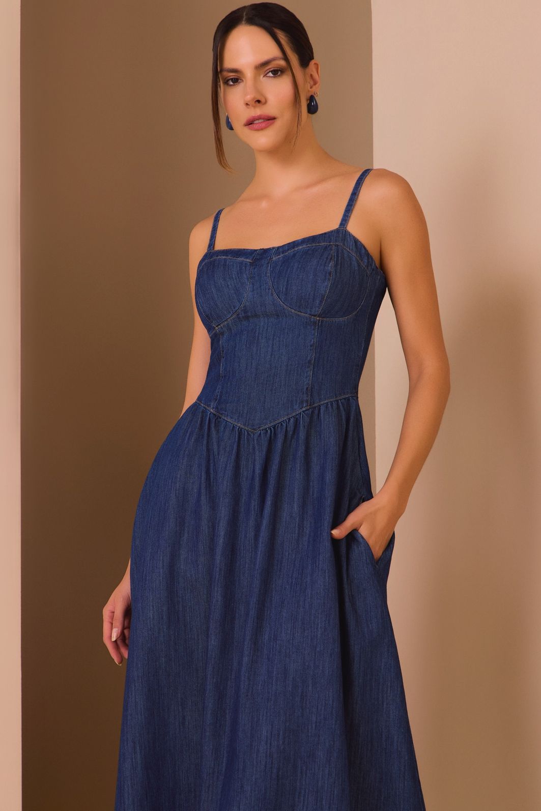 Vestido midi em jeans leve 97661 Linzzi Vestido midi em jeans leve 97661 Linzzi