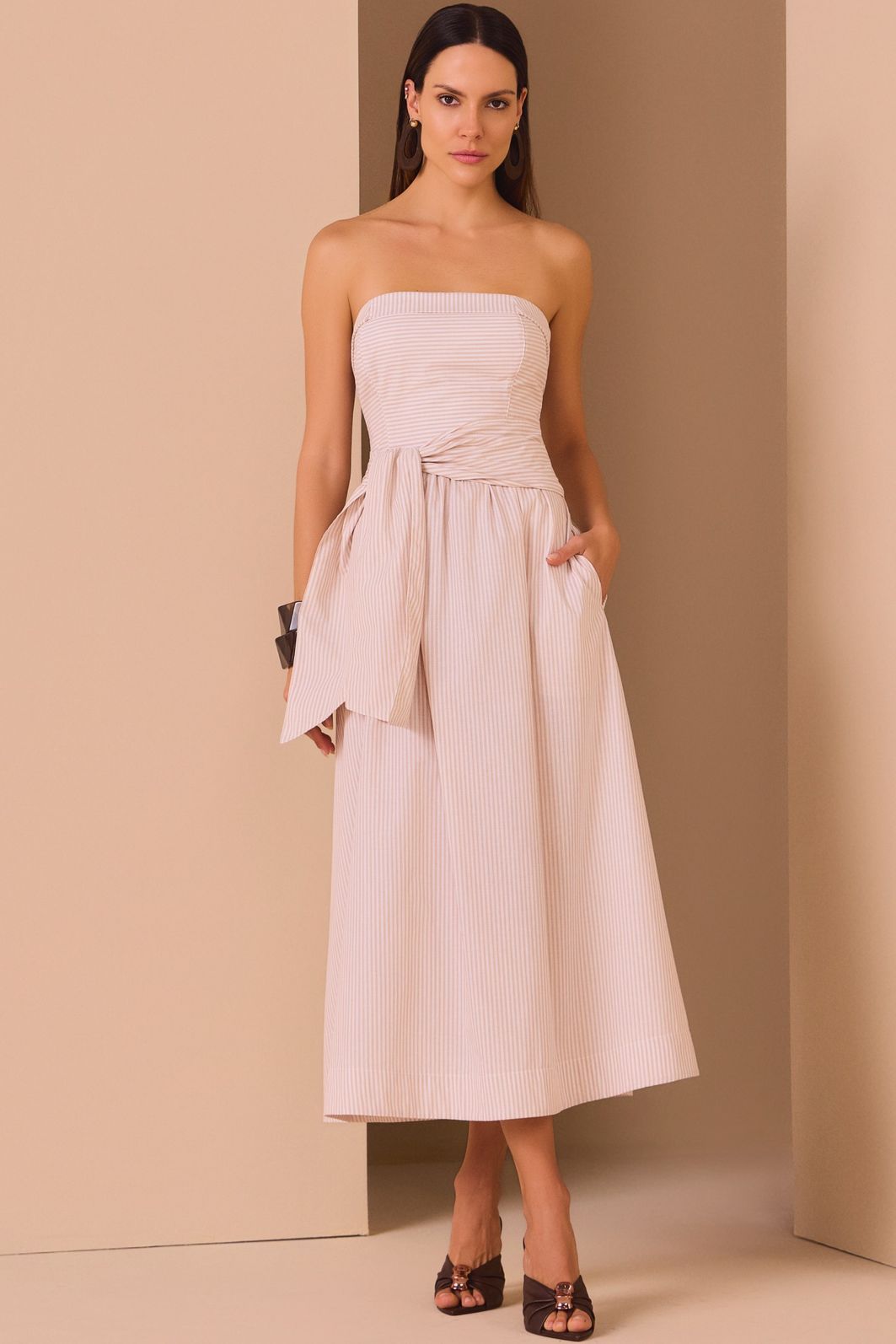 Vestido sem alças maxi midi em tricoline de algodão premium listrado. Acompanha cinto no mesmo tecido 98328 Linzzi Vestido sem alças maxi midi em tricoline de algodão premium listrado. Acompanha cinto no mesmo tecido 98328 Linzzi