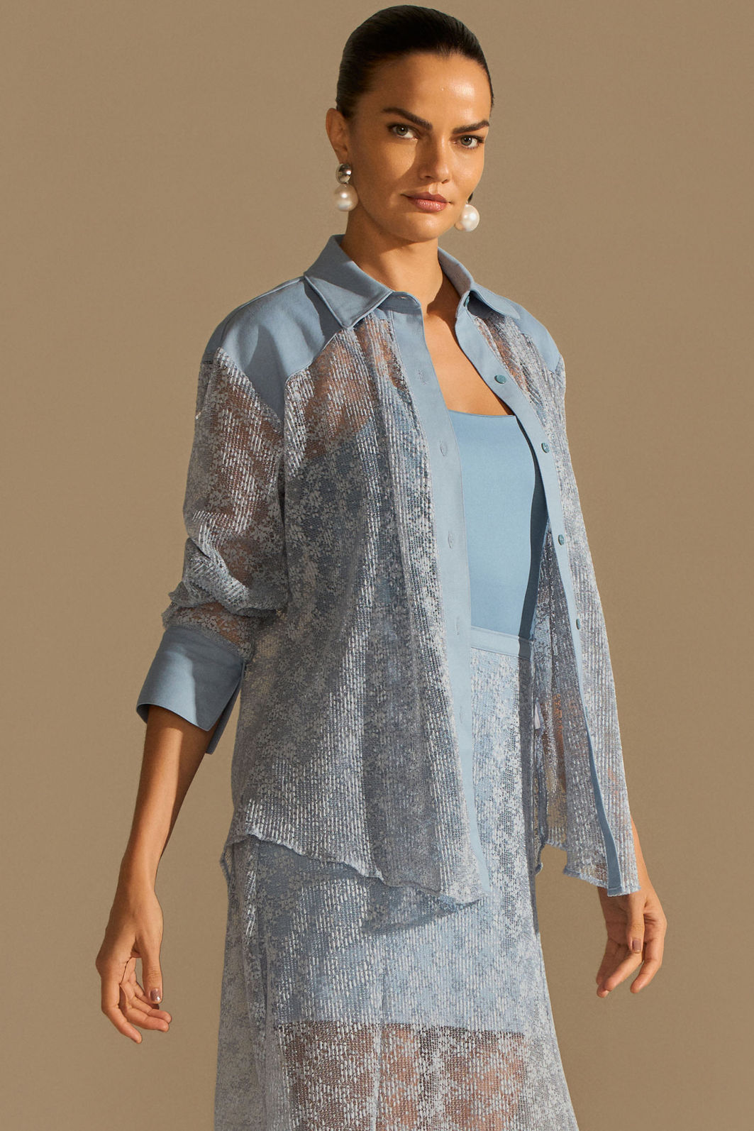 Camisa em renda plissada delicaté. Acompanha blusa de alça em malha premium 97112 Linzzi Camisa em renda plissada delicaté. Acompanha blusa de alça em malha premium 97112 Linzzi