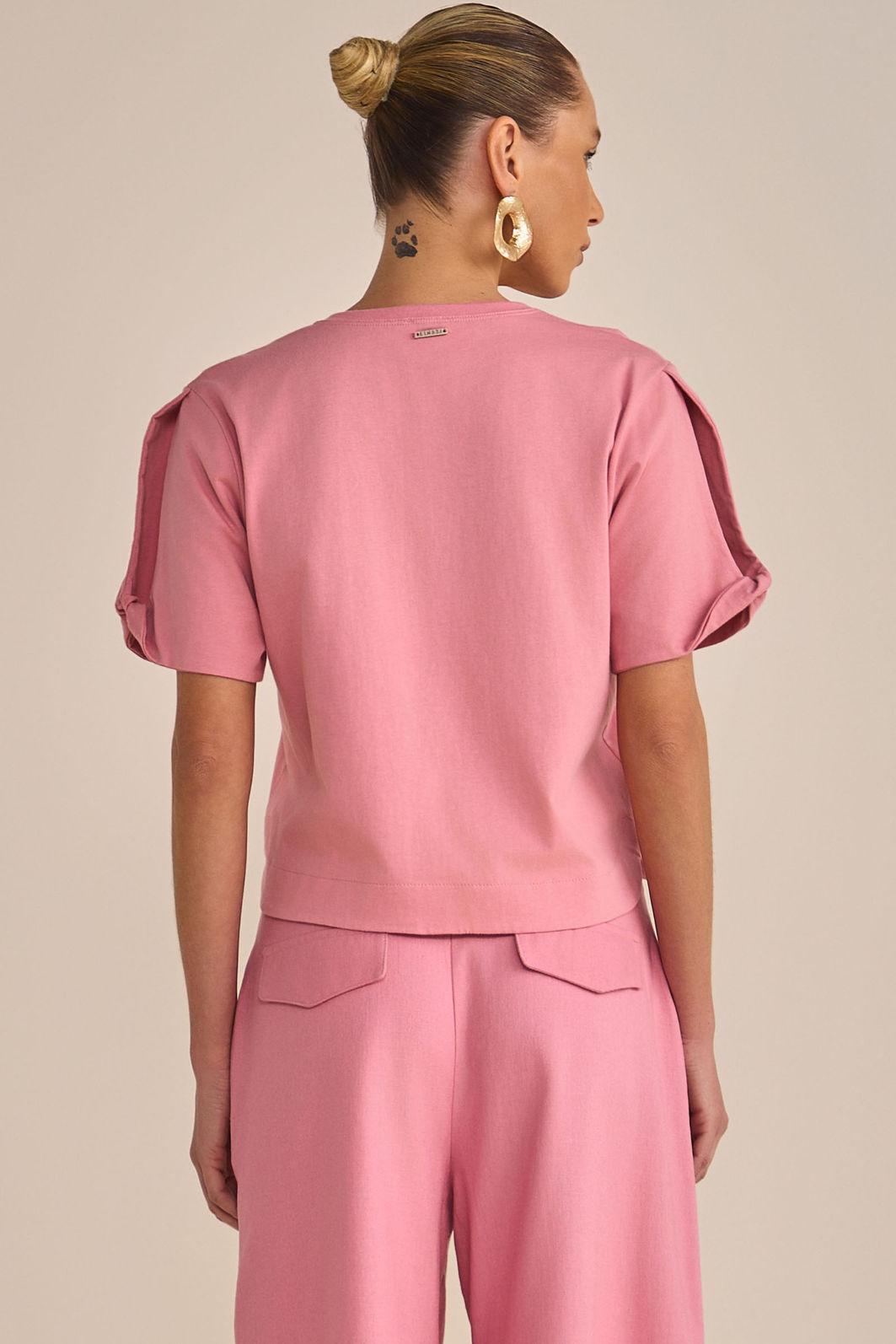 Blusa em meia malha com aplicação de pedrarias 90240 Linzzi Blusa em meia malha com aplicação de pedrarias 90240 Linzzi
