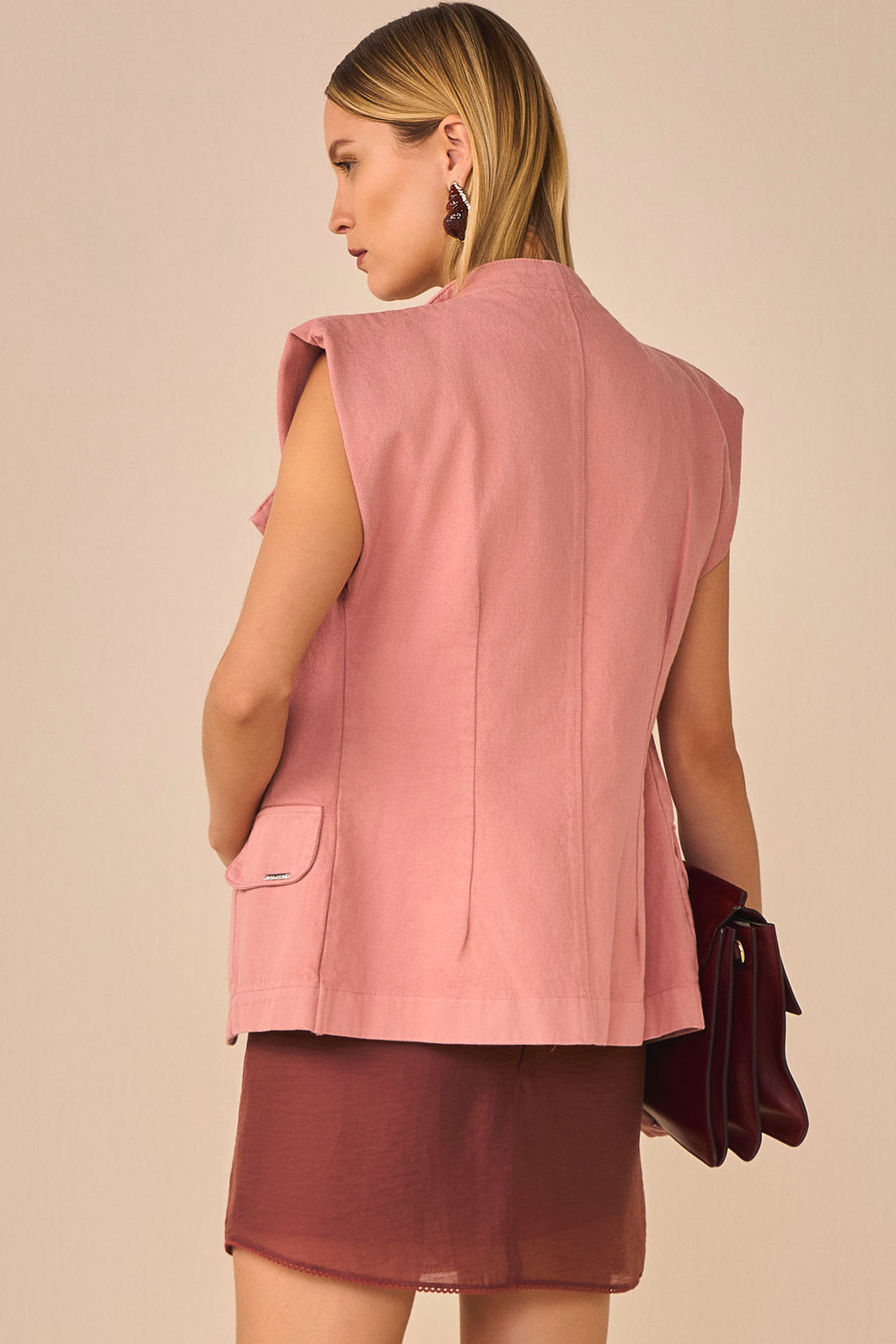 Colete oversized em sarja. Acompanha cinto 95268 Linzzi Colete oversized em sarja. Acompanha cinto 95268 Linzzi