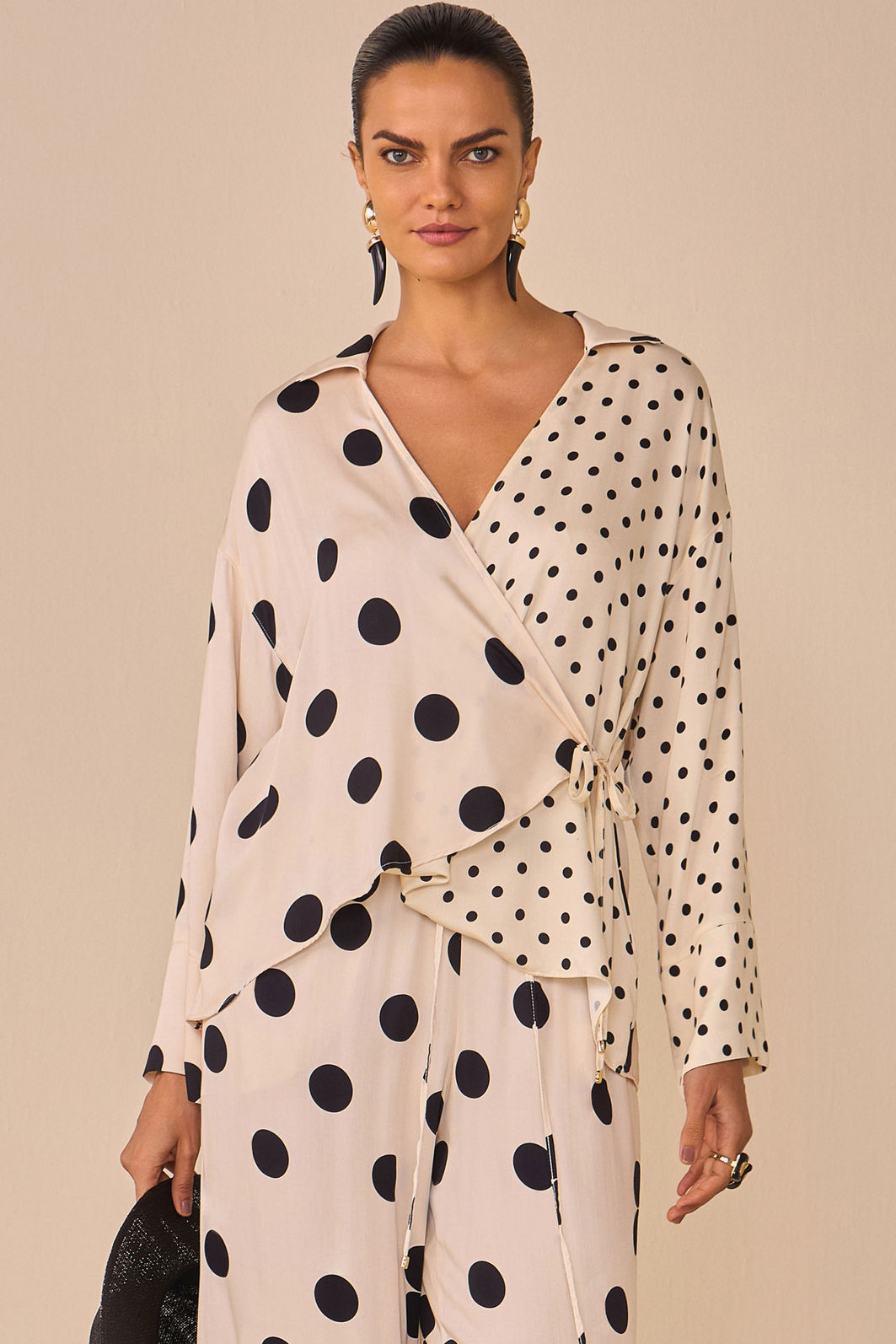 Camisa kimono em crepe acetinado com estampa digital 97210 Linzzi Camisa kimono em crepe acetinado com estampa digital 97210 Linzzi