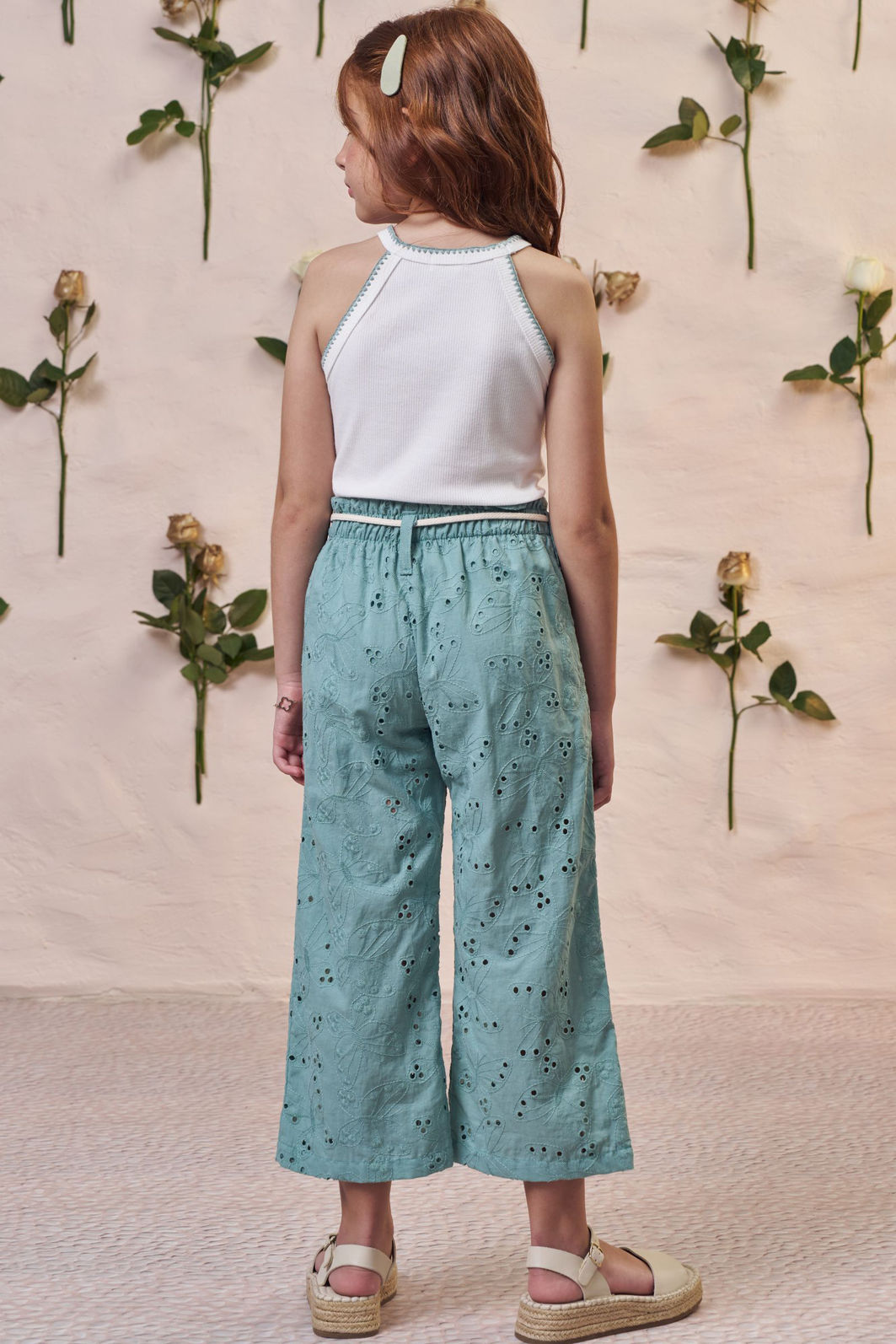 Conjunto de regata em canelado e calça cropped em tecido bordado. (Com short embutido) 98937 Kukiê Infantil Menina Conjunto de regata em canelado e calça cropped em tecido bordado. (Com short embutido) 98937 Kukiê Infantil Menina