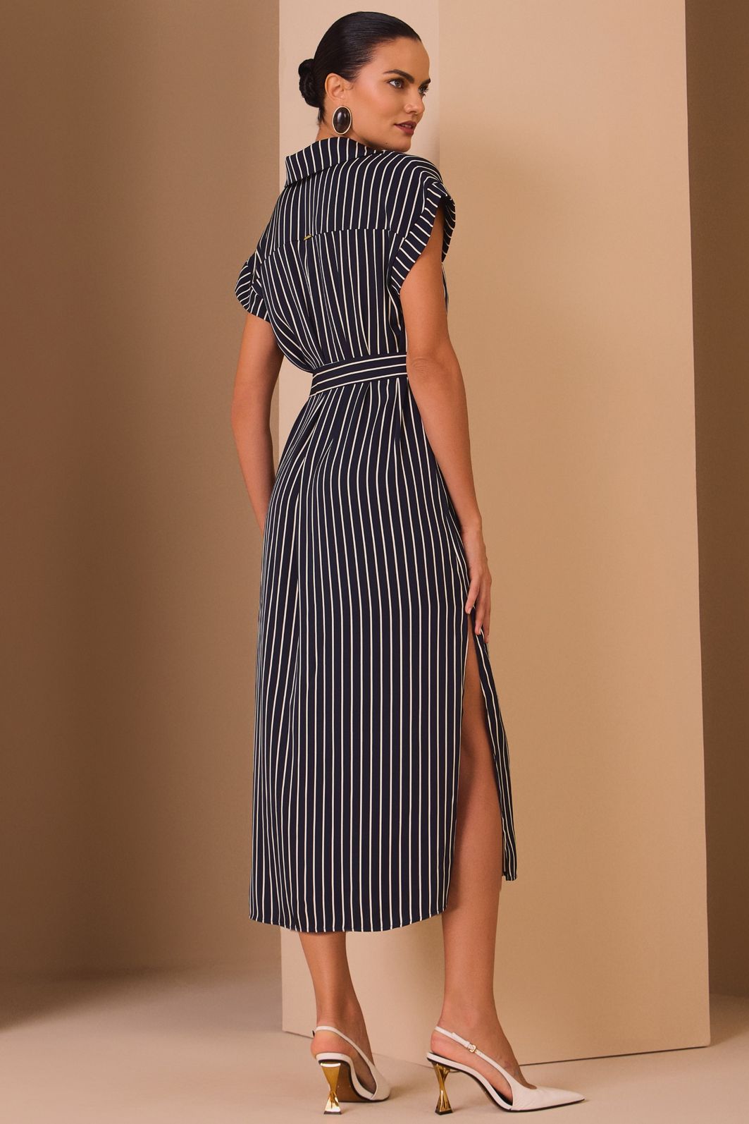 Vestido chemise em crepe alfaiataria listrado premium. Acompanha cinto no mesmo tecido 98930 Linzzi Vestido chemise em crepe alfaiataria listrado premium. Acompanha cinto no mesmo tecido 98930 Linzzi