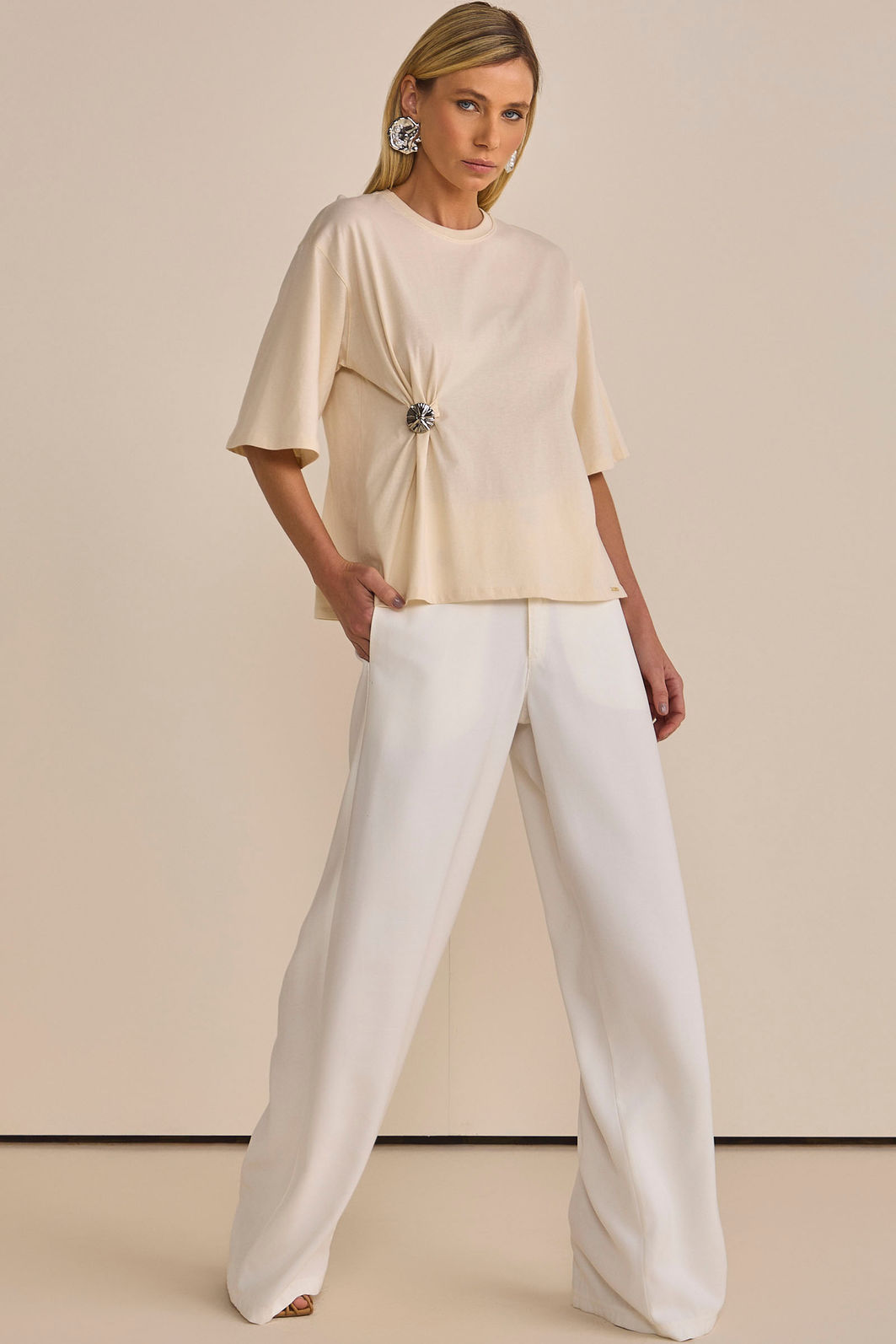 Calça wide leg em tecido estilo alfaiataria com toque de pêssego 89554 Linzzi Calça wide leg em tecido estilo alfaiataria com toque de pêssego 89554 Linzzi