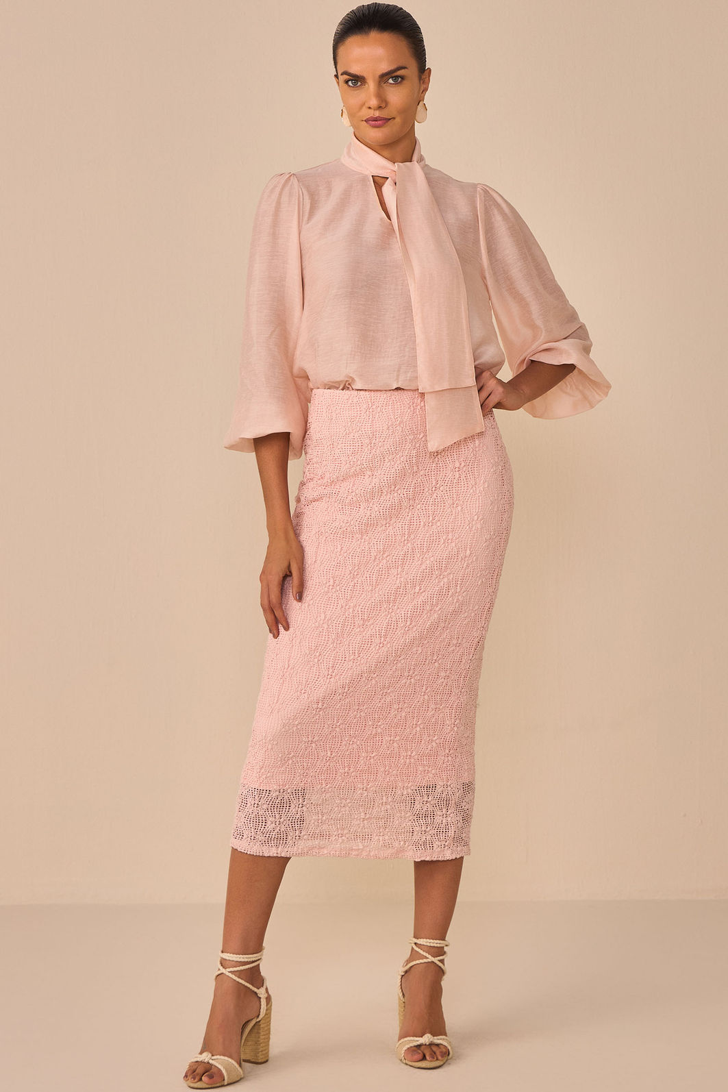 Saia maxi midi em malha delicaté rendada 97322 Linzzi Saia maxi midi em malha delicaté rendada 97322 Linzzi