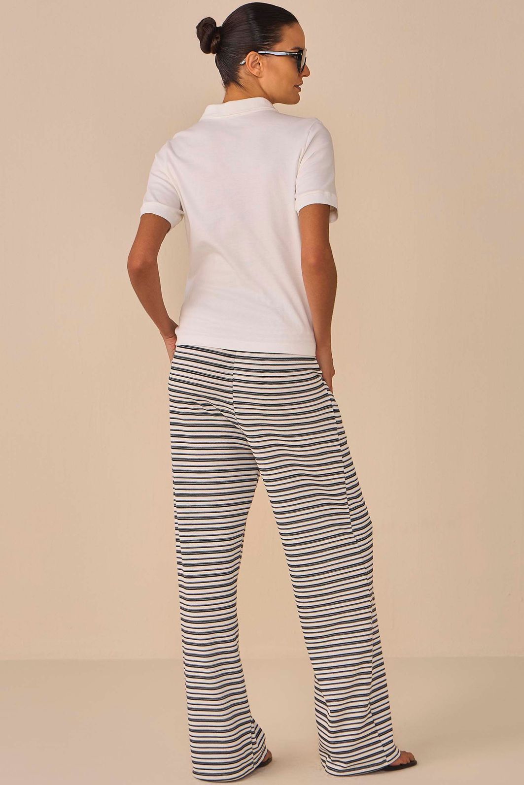 Calça reta em tricot leve listrado 94983 Linzzi Calça reta em tricot leve listrado 94983 Linzzi
