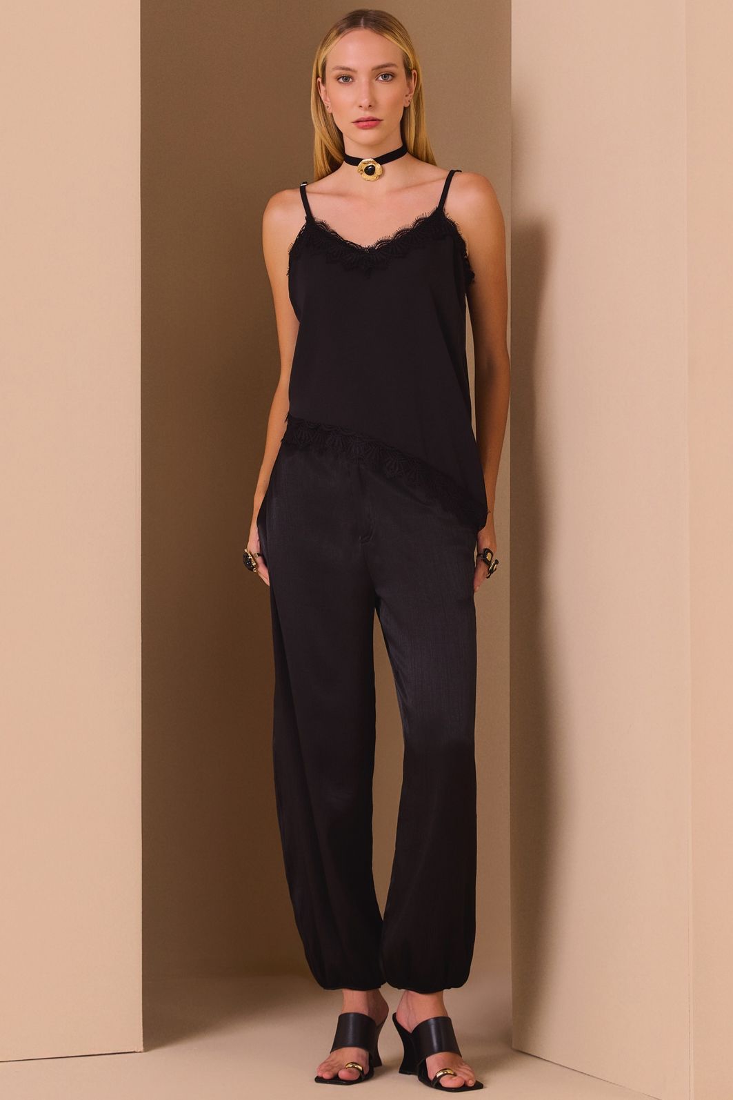 Calça oásis em crepe acetinado de viscose texturizado 99043 Linzzi Calça oásis em crepe acetinado de viscose texturizado 99043 Linzzi
