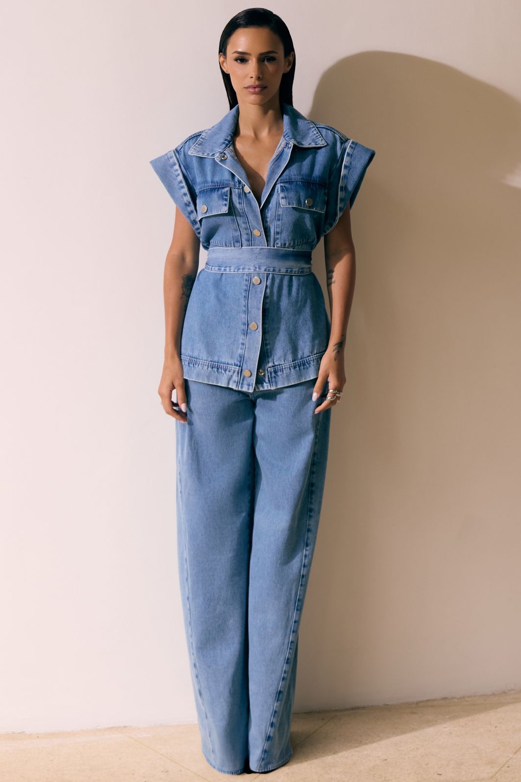 Calça wide leg em denim com leve aplicação de foil prata 94441 Linzzi Calça wide leg em denim com leve aplicação de foil prata 94441 Linzzi