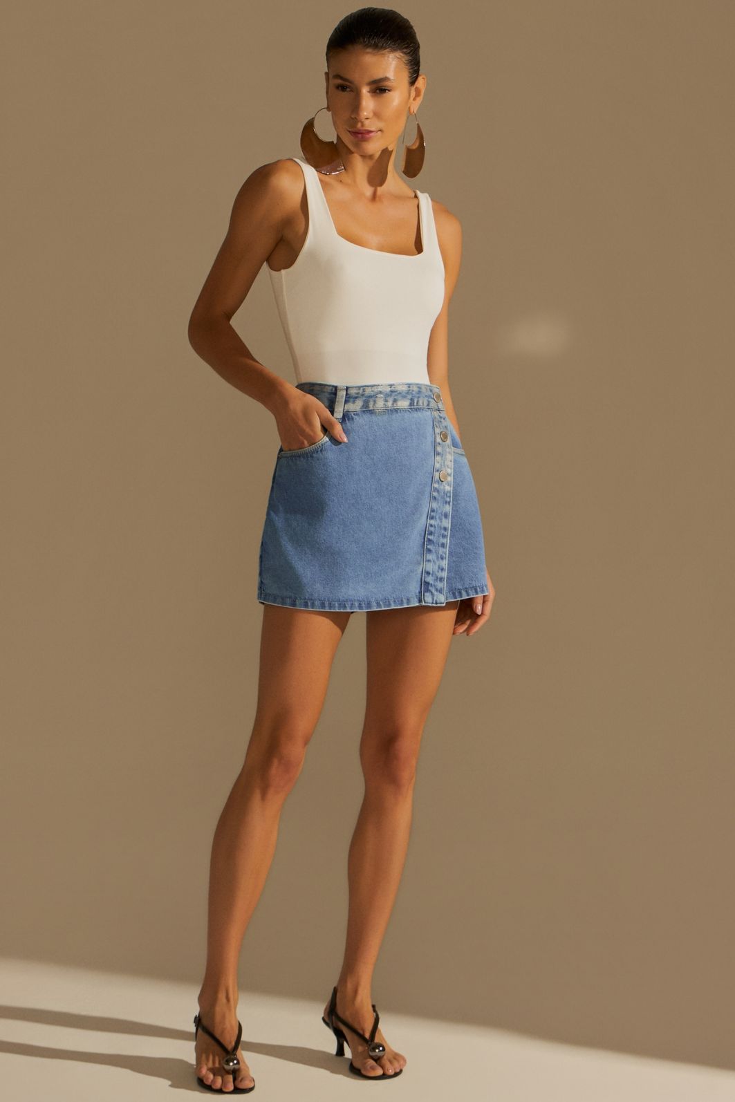 Short-saia em denim com leve aplicação de foil prata 94440 Linzzi Short-saia em denim com leve aplicação de foil prata 94440 Linzzi