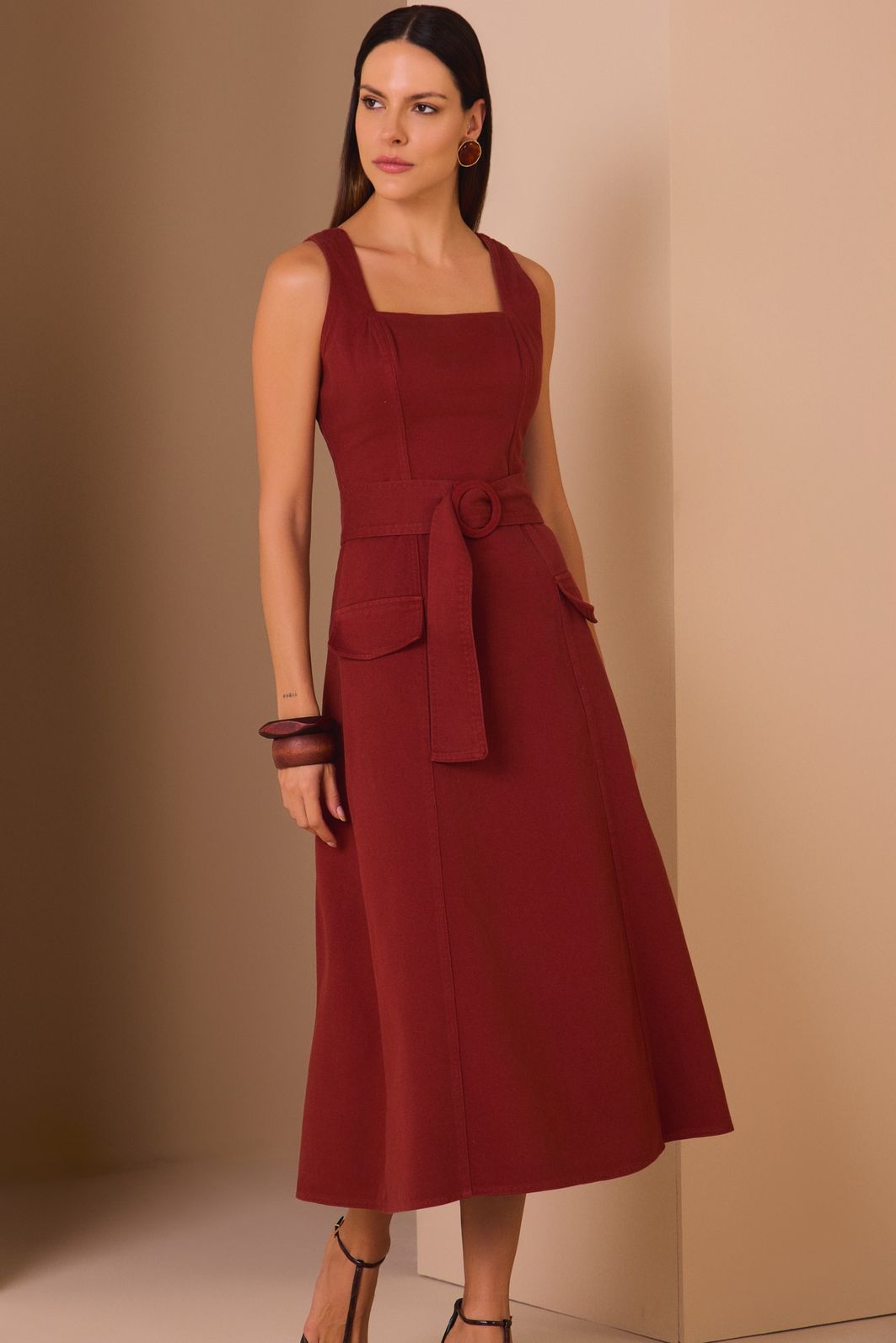 Vestido midi em sarja. Acompanha cinto no mesmo tecido. 97738 Linzzi Vestido midi em sarja. Acompanha cinto no mesmo tecido. 97738 Linzzi