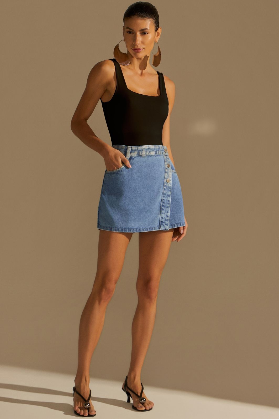Short-saia em denim com leve aplicação de foil prata 94440 Linzzi Short-saia em denim com leve aplicação de foil prata 94440 Linzzi