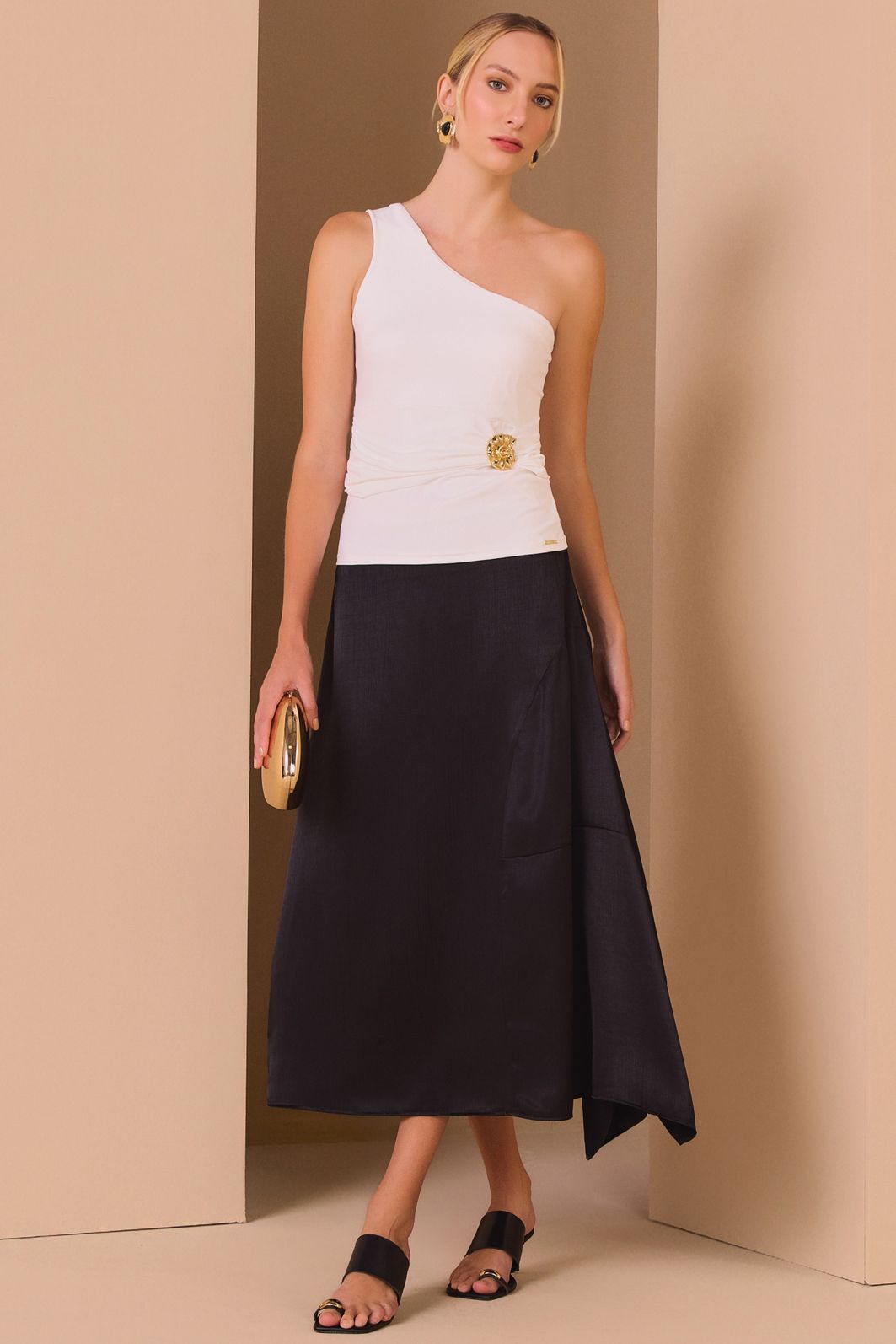 Blusa assimétrica em malha poliamida delicaté 99284 Linzzi Blusa assimétrica em malha poliamida delicaté 99284 Linzzi
