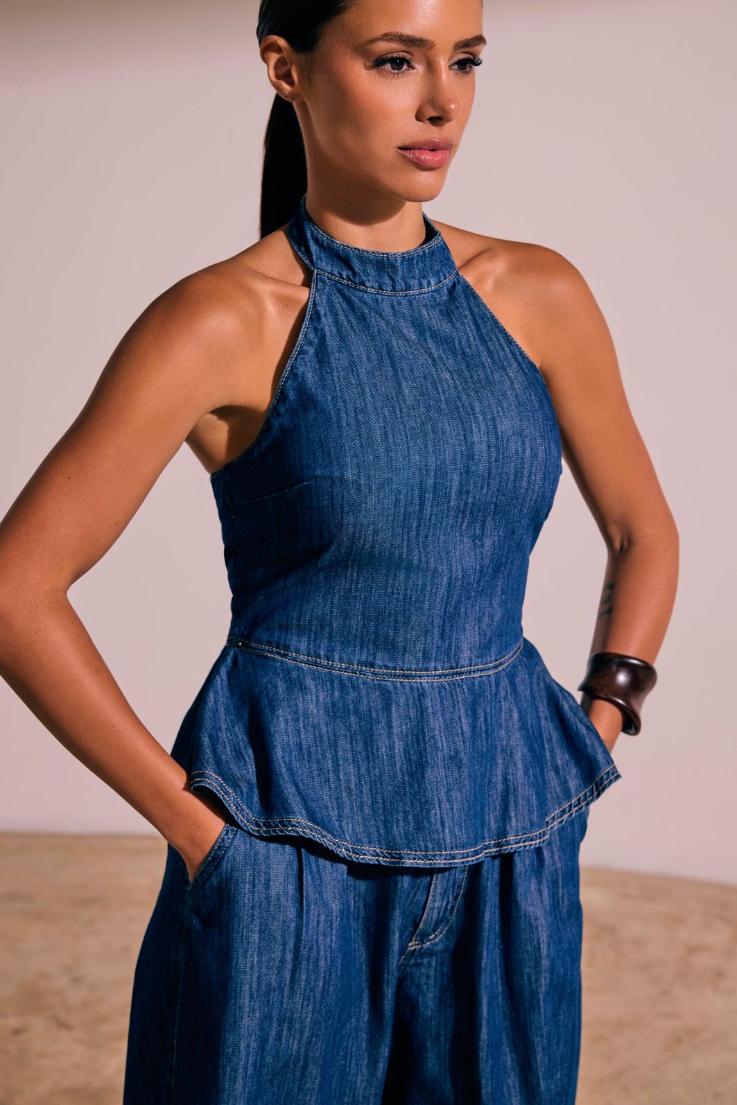 Blusa frente única em jeans leve 97658 Linzzi Blusa frente única em jeans leve 97658 Linzzi
