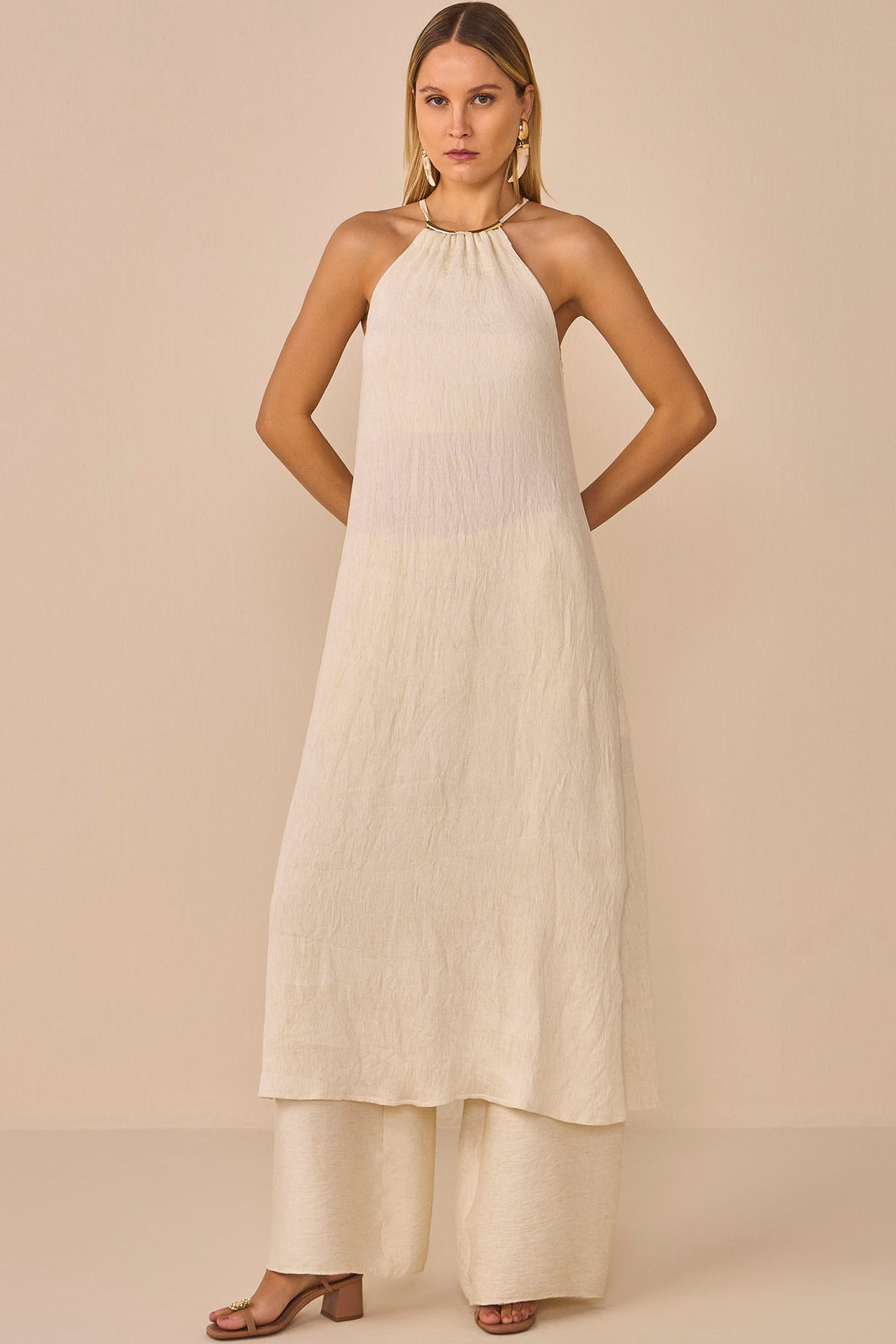 Vestido maxi midi em blend de linho com efeito levemente plissado. Acompanha saia forro 95618 Linzzi Vestido maxi midi em blend de linho com efeito levemente plissado. Acompanha saia forro 95618 Linzzi