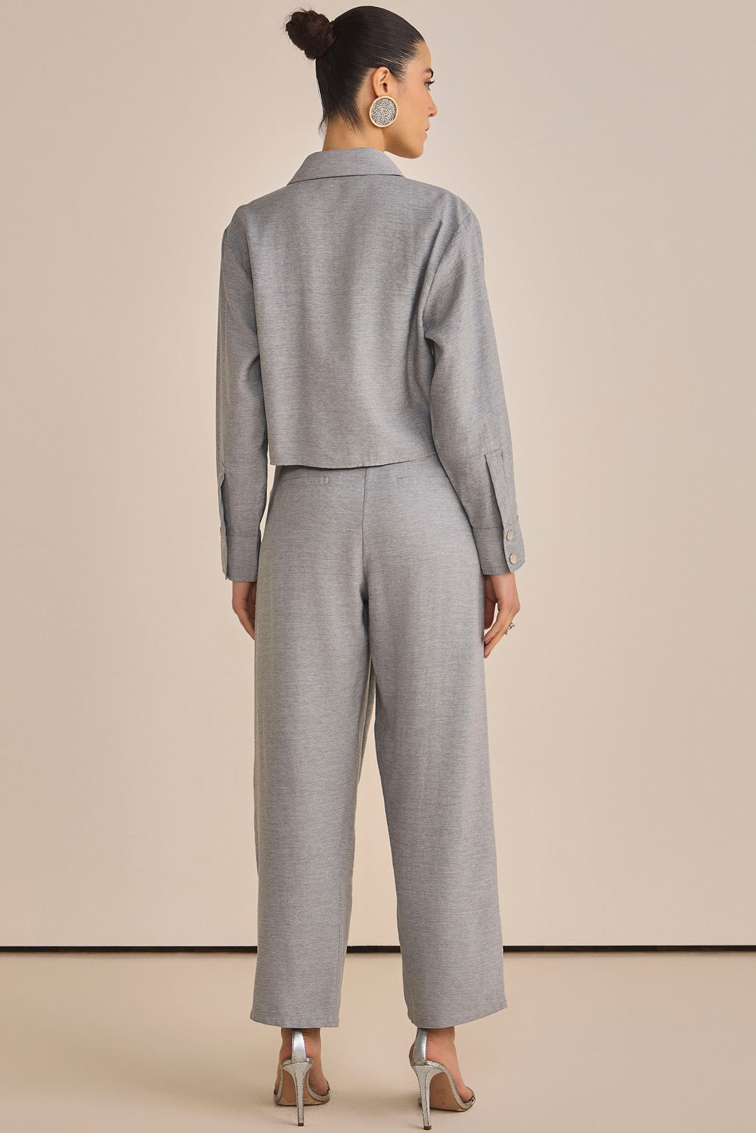 Calça assimétrica em tecido estilo alfaiataria 89081 Linzzi Calça assimétrica em tecido estilo alfaiataria 89081 Linzzi