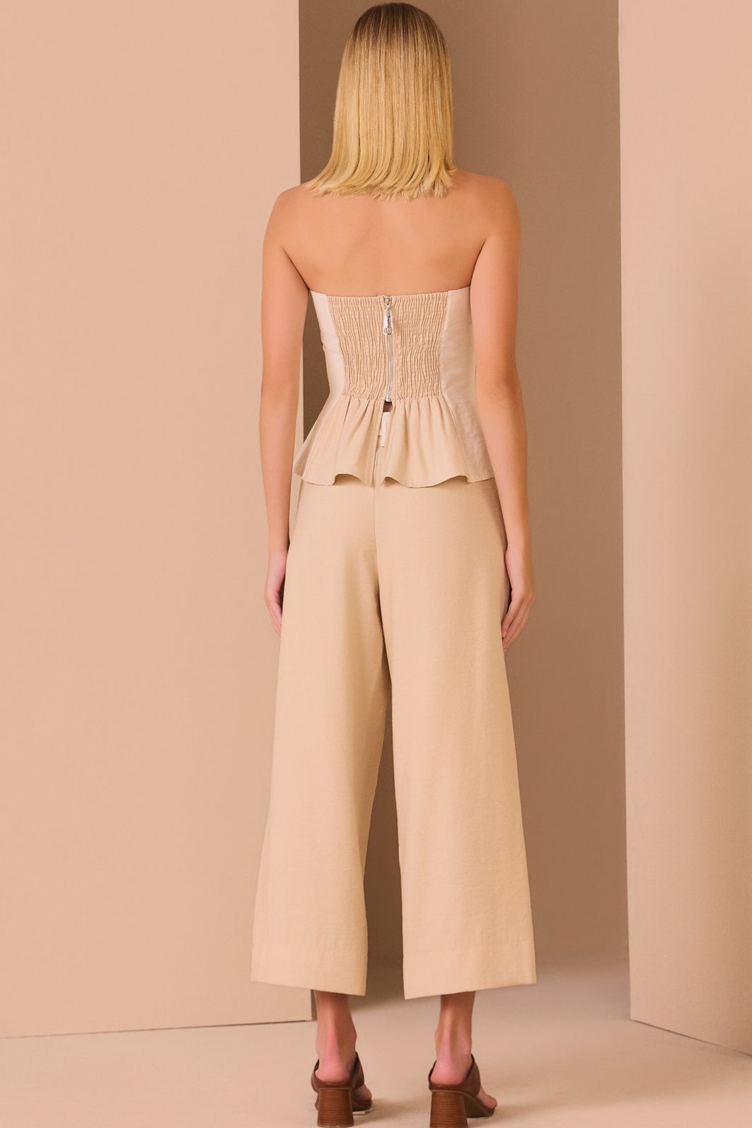 Blusa sem alças em tecido alfaiataria premium 97888 Linzzi Blusa sem alças em tecido alfaiataria premium 97888 Linzzi