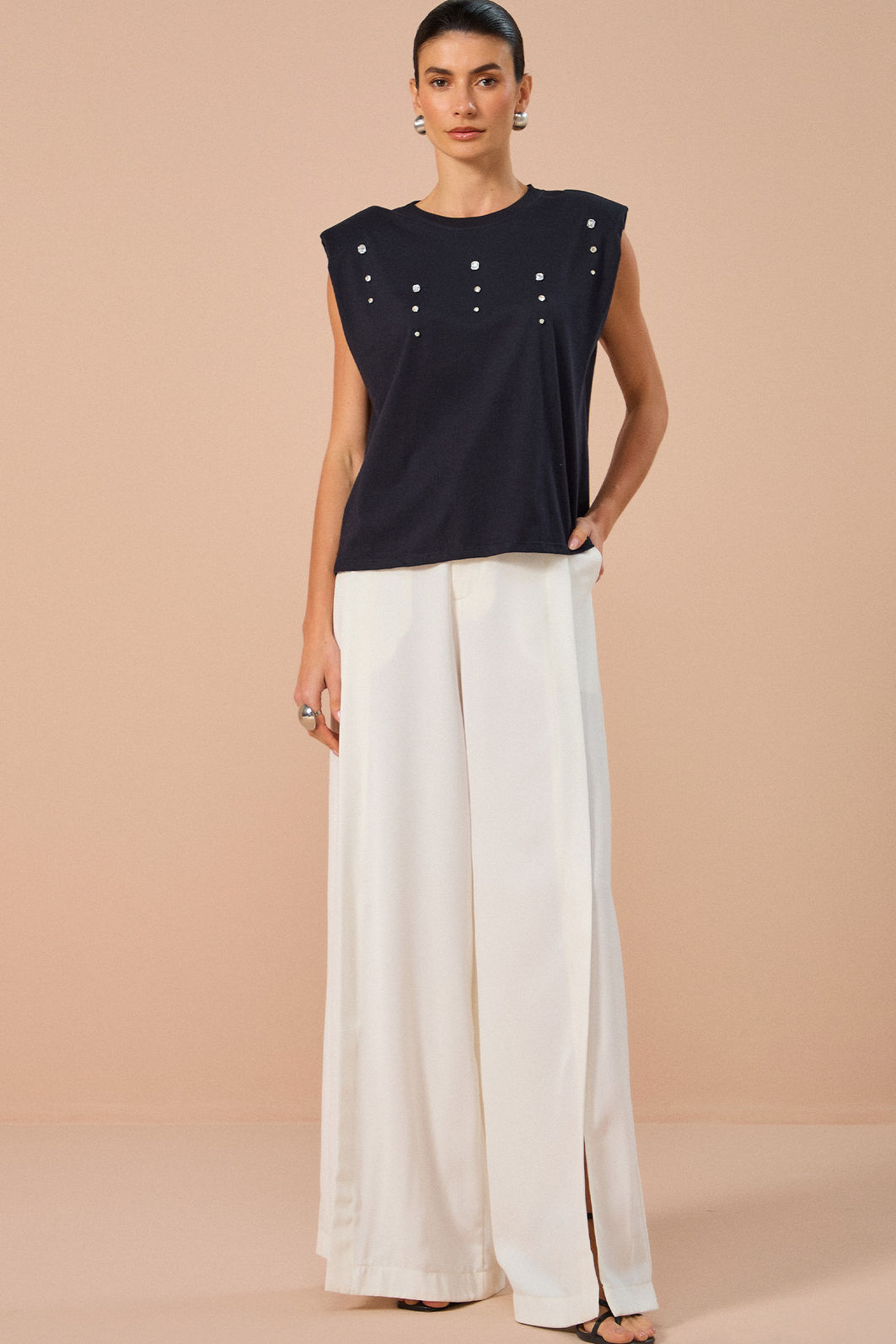 Calça pantalona em crepe estilo alfaiataria. Acompanha shorts forro 84044 Linzzi