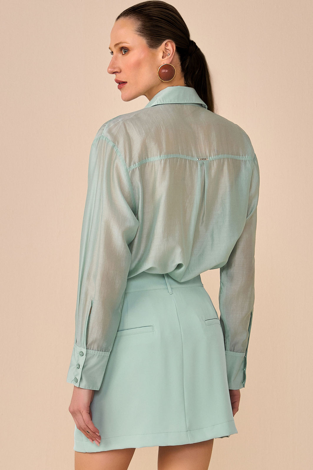 Camisa com pedrarias em blend de liocel 96946 Linzzi Camisa com pedrarias em blend de liocel 96946 Linzzi