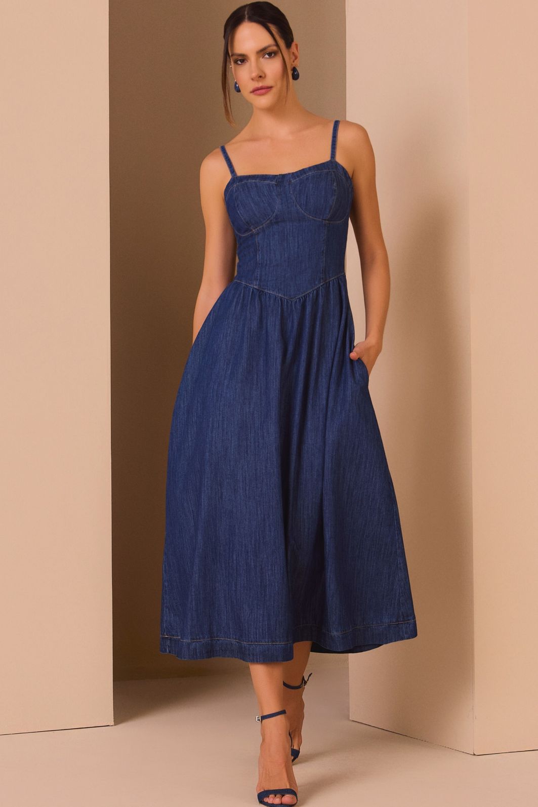 Vestido midi em jeans leve 97661 Linzzi Vestido midi em jeans leve 97661 Linzzi