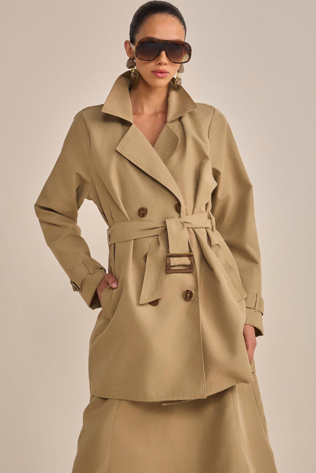 Trench coat em sarja leve com cinto 89856 Linzzi Trench coat em sarja leve com cinto 89856 Linzzi