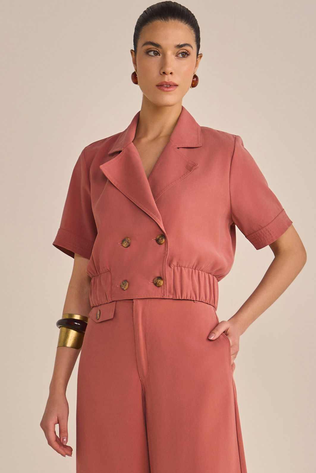 Camisa em tecido estilo alfaiataria com toque pêssego 89552 Linzzi Camisa em tecido estilo alfaiataria com toque pêssego 89552 Linzzi