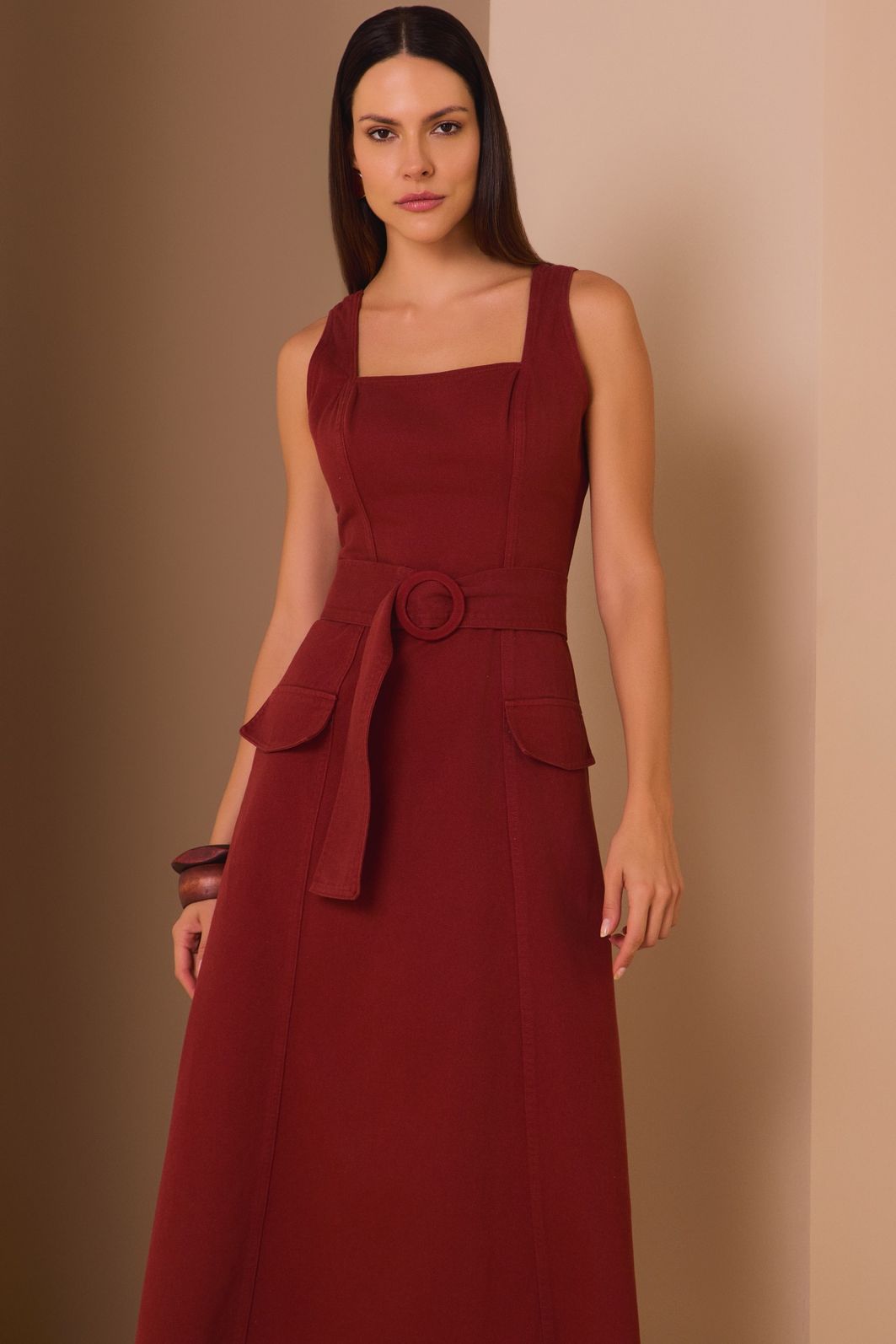 Vestido midi em sarja. Acompanha cinto no mesmo tecido. 97738 Linzzi Vestido midi em sarja. Acompanha cinto no mesmo tecido. 97738 Linzzi